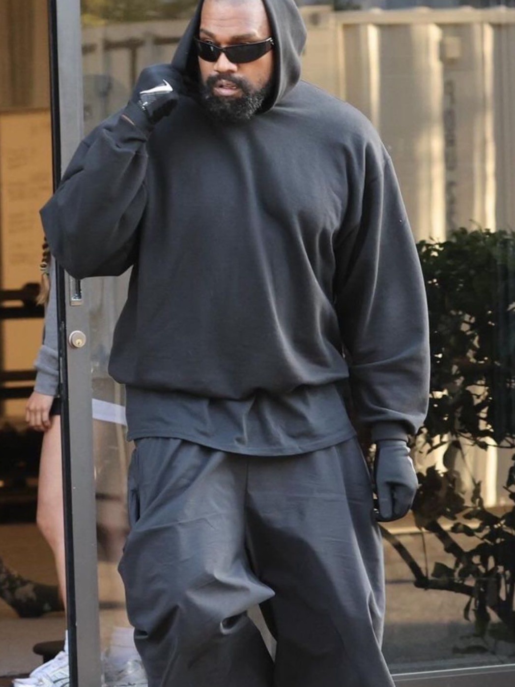 Yeezy x Gosha Rubchinskiy YZY Black Dogs Jogger Heather Grey, Yeezy Gap Engineered By Balenciaga Dove Hoodie Black 착용 스타일 - 3