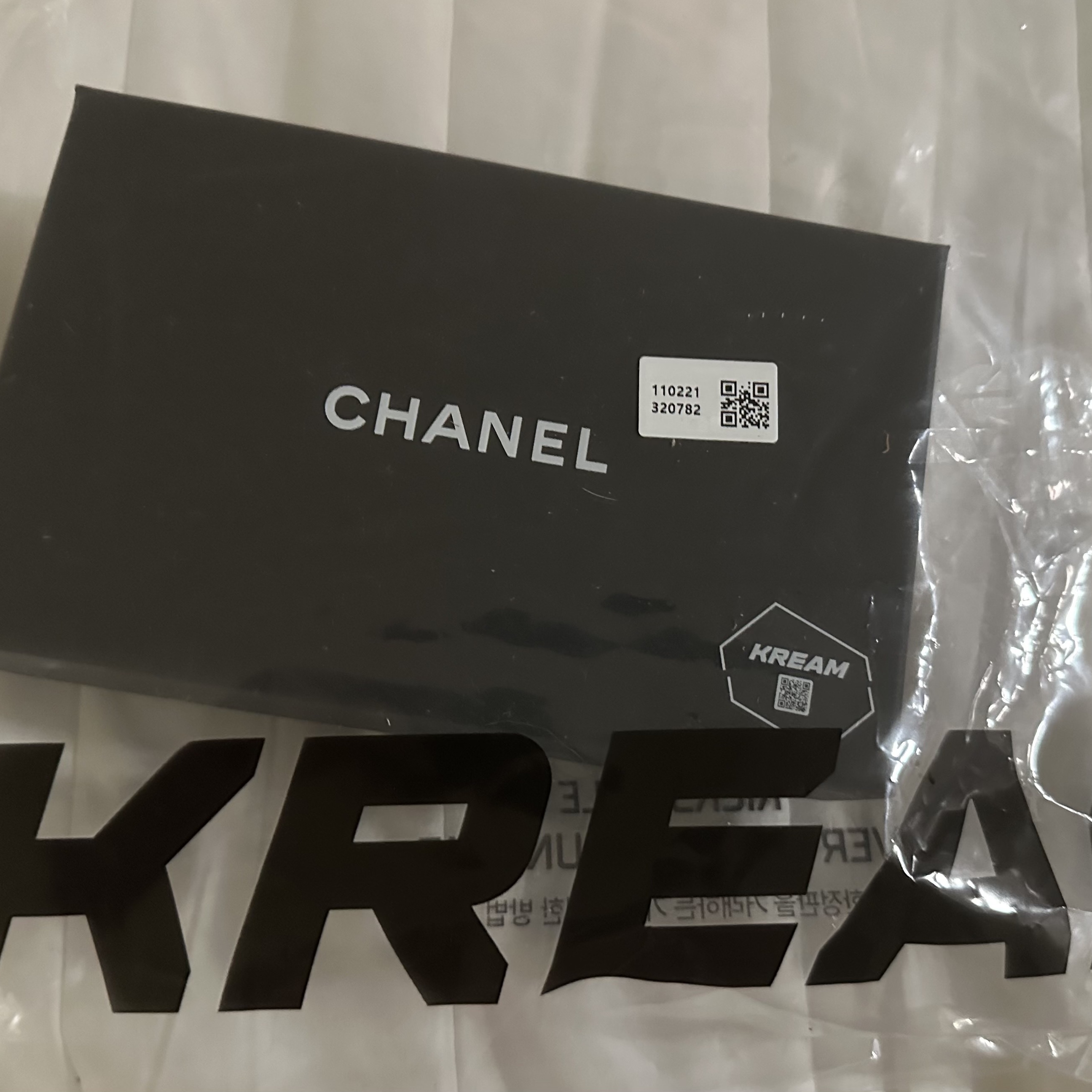 Chanel Classic Card Holder Grained Calfskin & Silver Black 착용 스타일 - 2