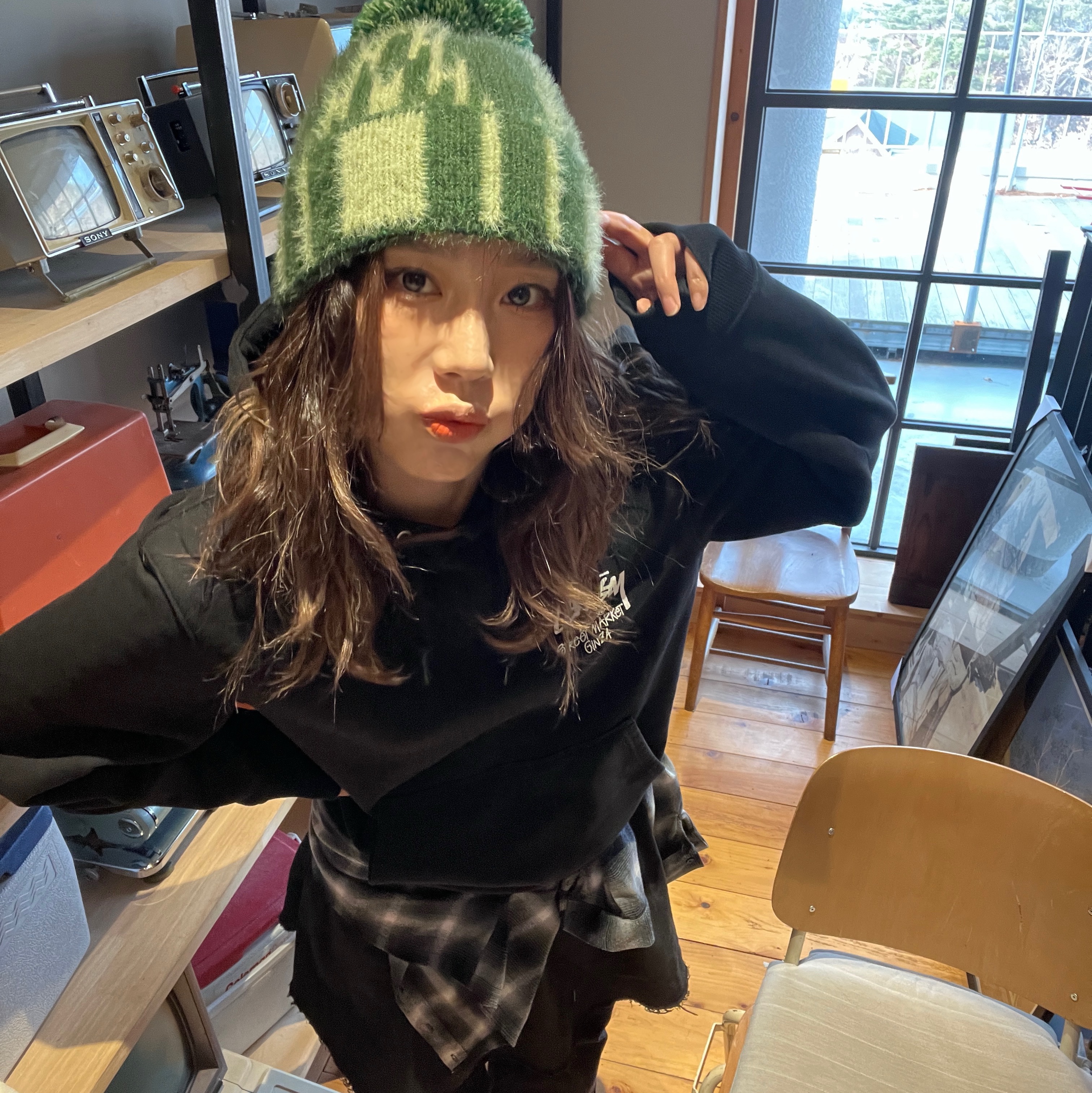 Stussy Stock DSM Ginza Hoodie Black 착용 스타일 - 1