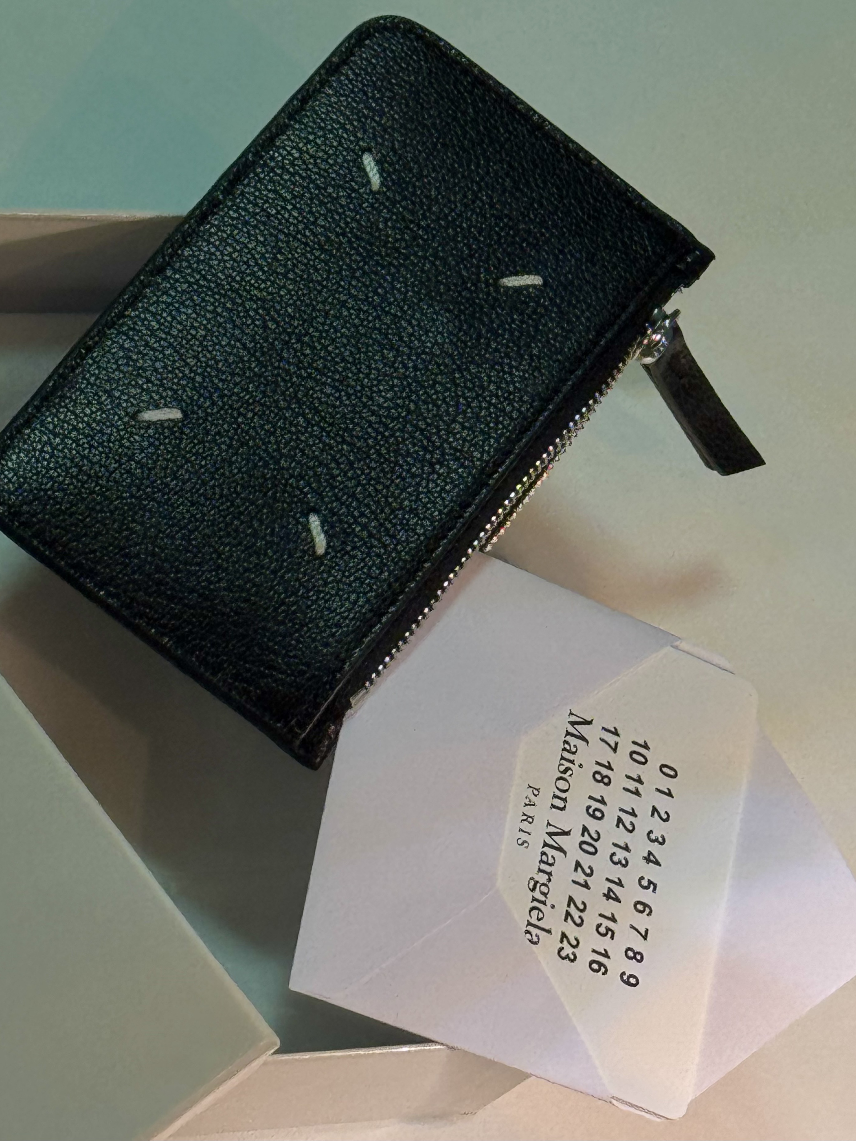 Maison Margiela Stitch Zipped Card Holder Black 착용 스타일 - 1