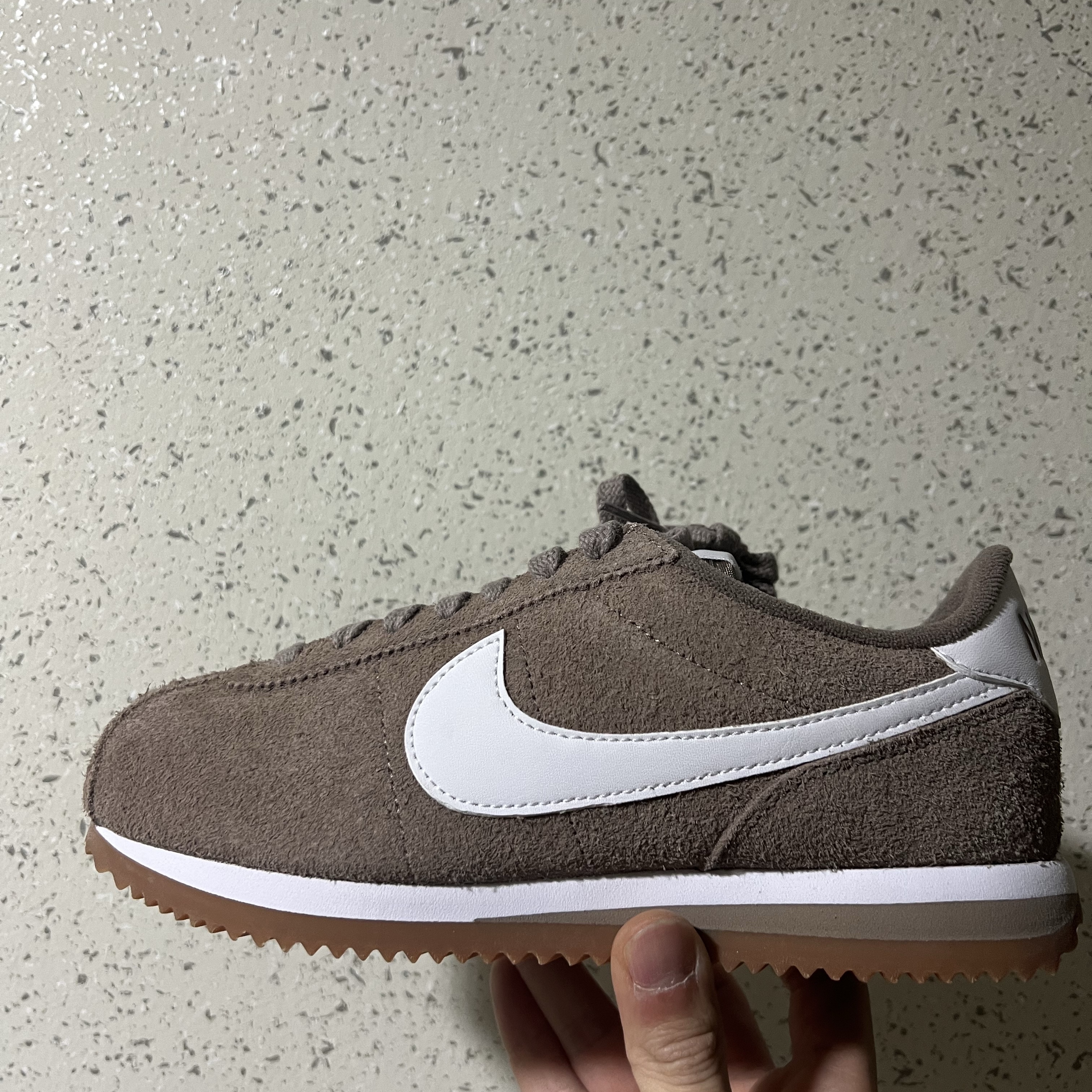 (W) Nike Cortez Vintage Mink Brown Gum Medium Brown 착용 스타일 - 1