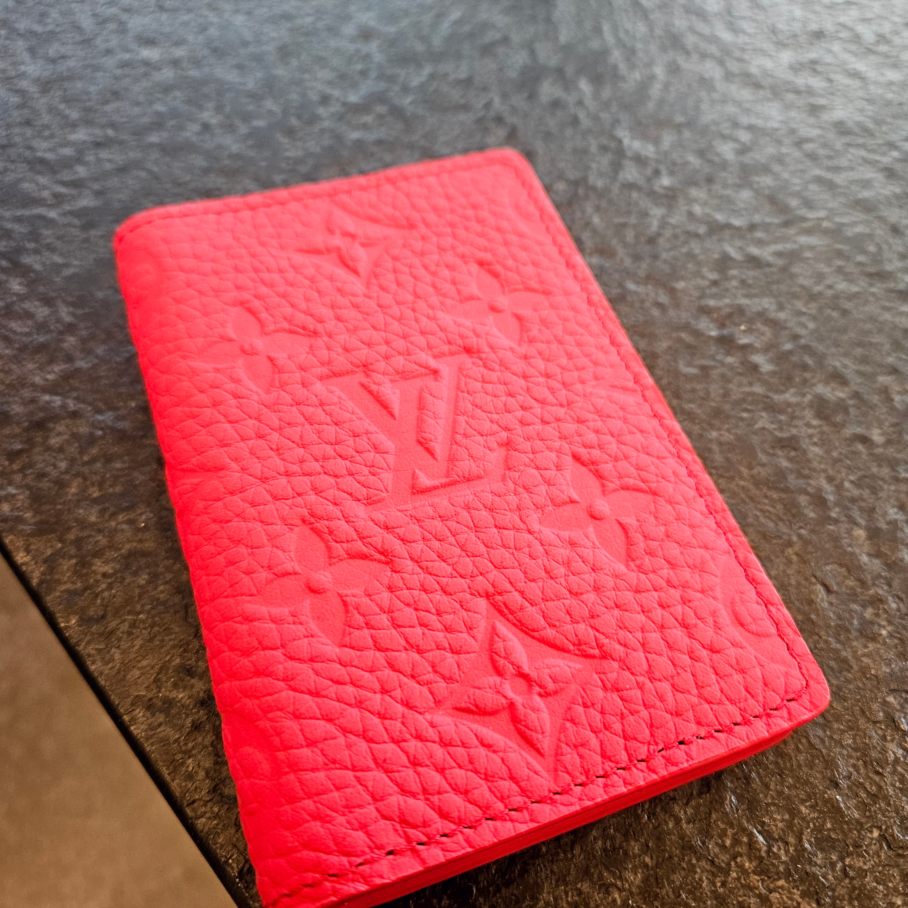 Louis Vuitton Pocket Oragnizer Taurillon Monogram Red 착용 스타일 - 2