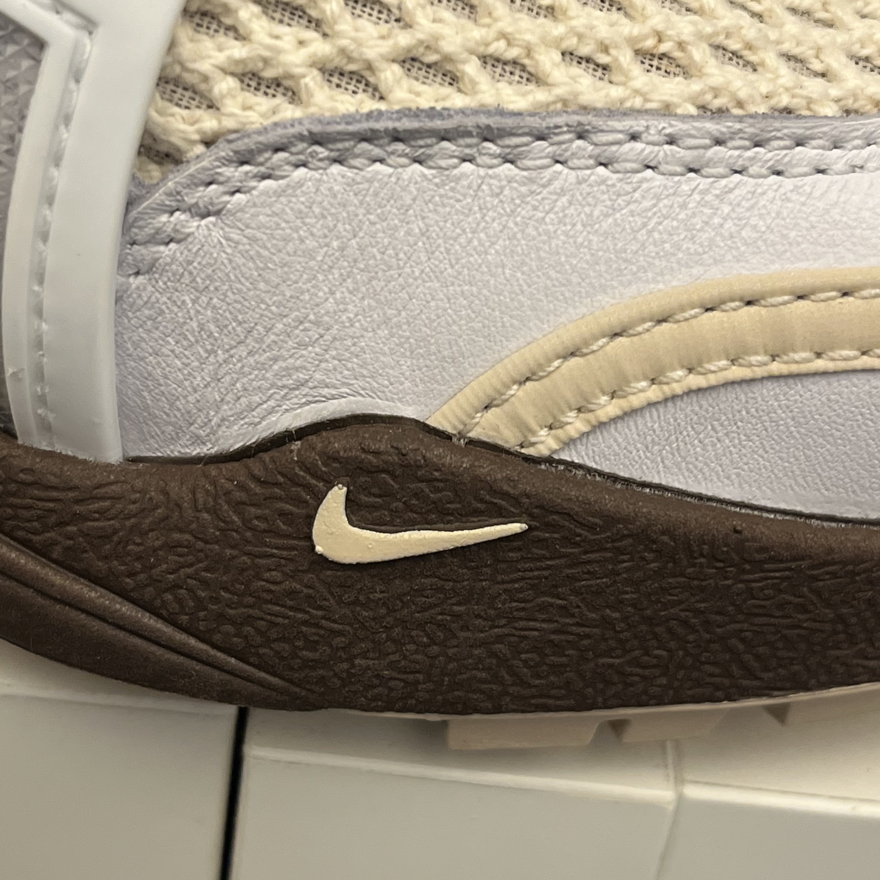 Nike x Travis Scott Zoom Field Jaxx White and Light Chocolate 착용 스타일 - 3