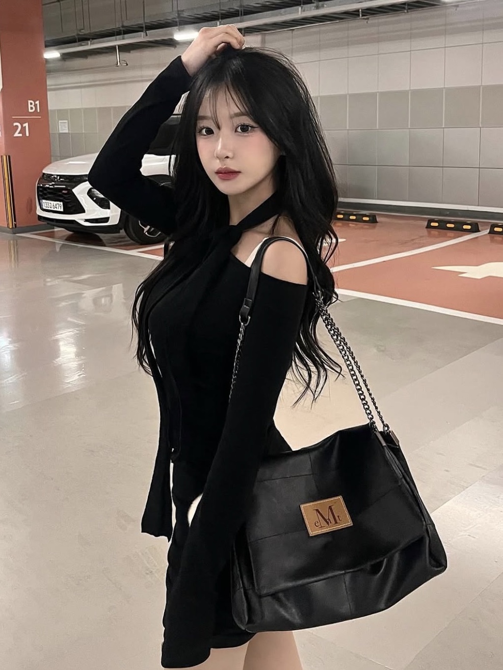 MUCENT Infinity Laether Chain Shoulder Bag Black 착용 스타일 - 1