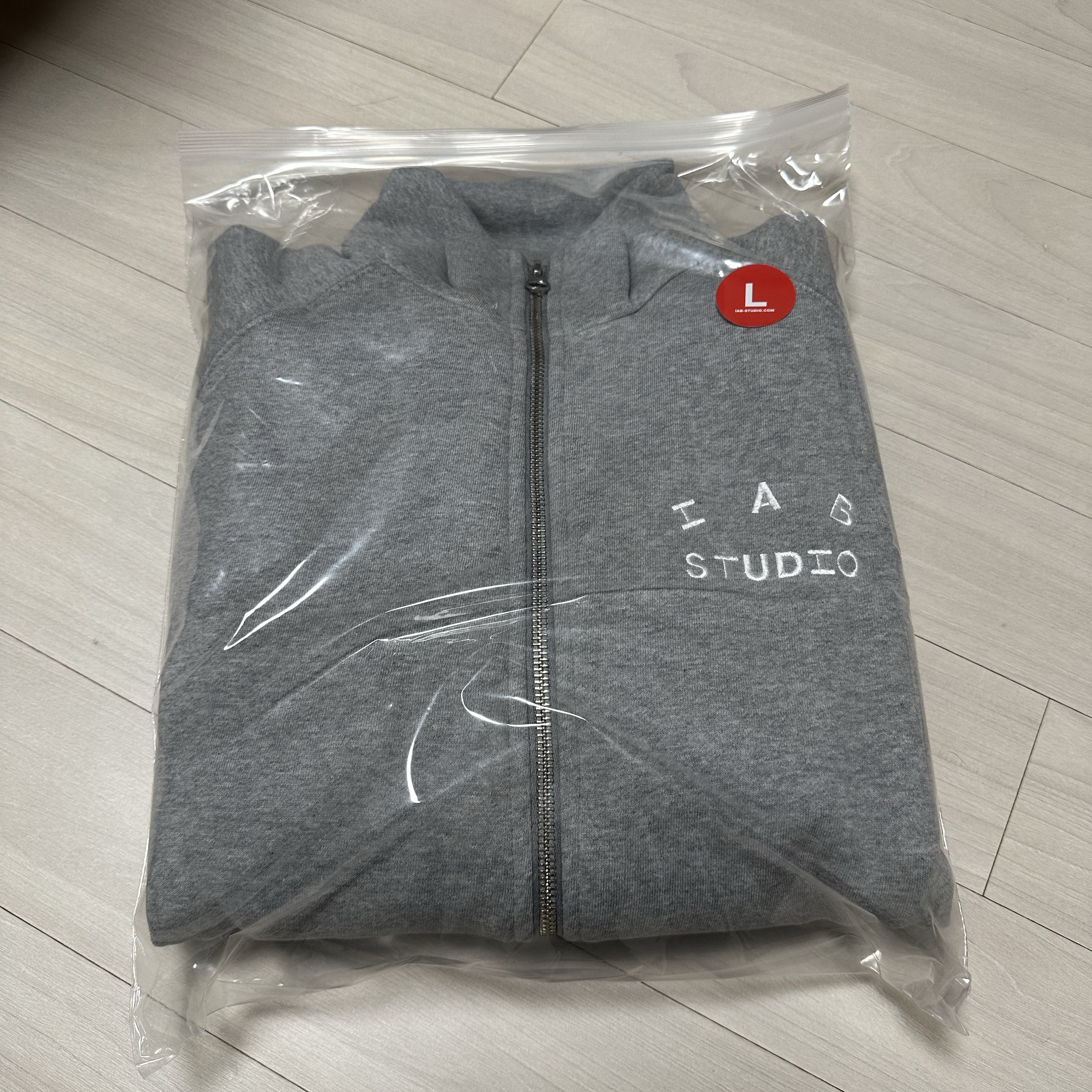 IAB Studio 2Way Full Zip-Up Gray White 착용 스타일