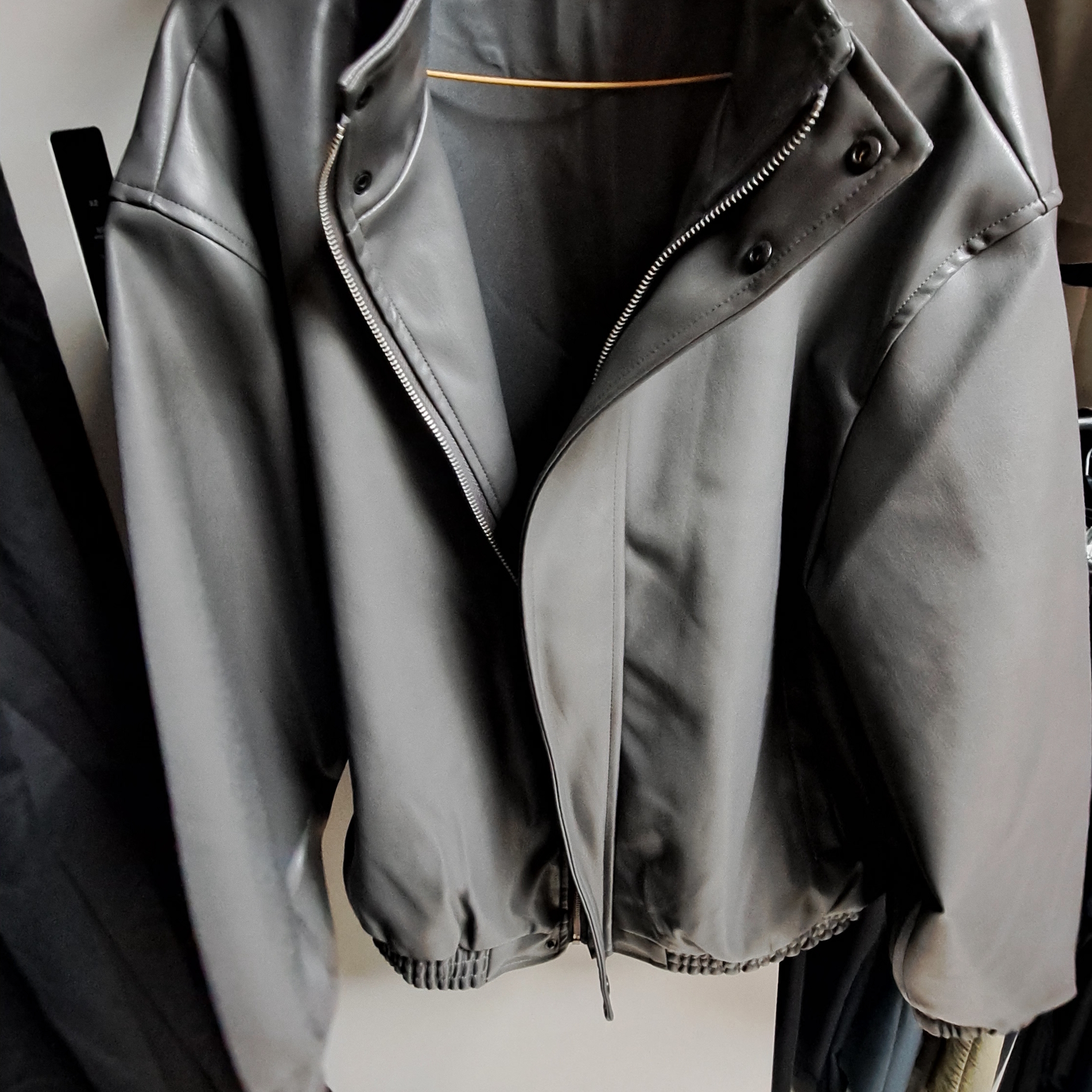 QT8 Garments TL Synthetic Leather Hidden Jacket Charcoal 착용 스타일