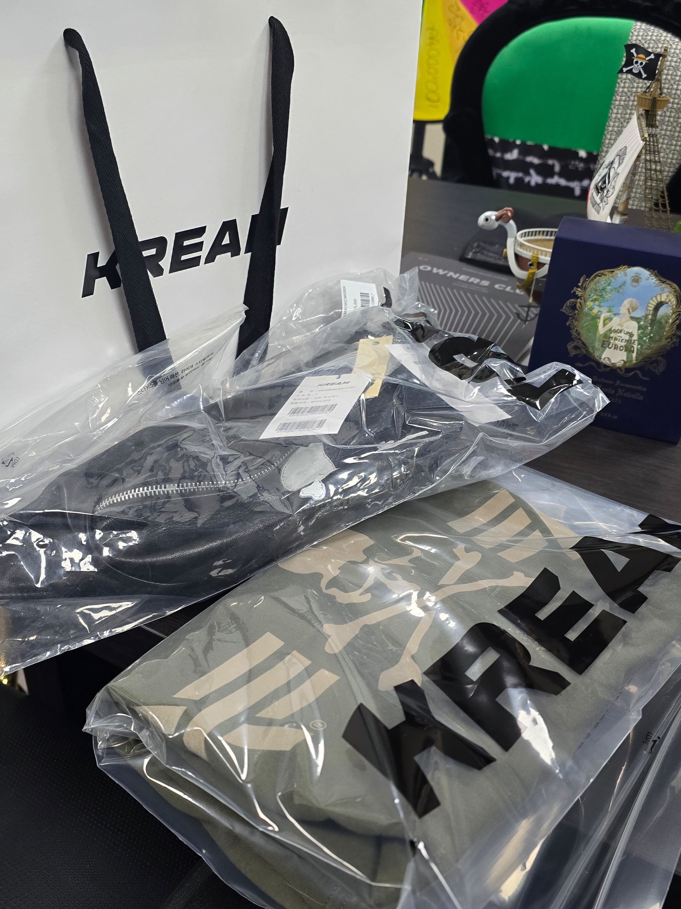 Mastermind World x Vanson Bone Funny Pack Custom Black - 24FW, Mastermind World x Alpha Industries Ciger Pocket SS T Big Olive - 24FW 착용 스타일