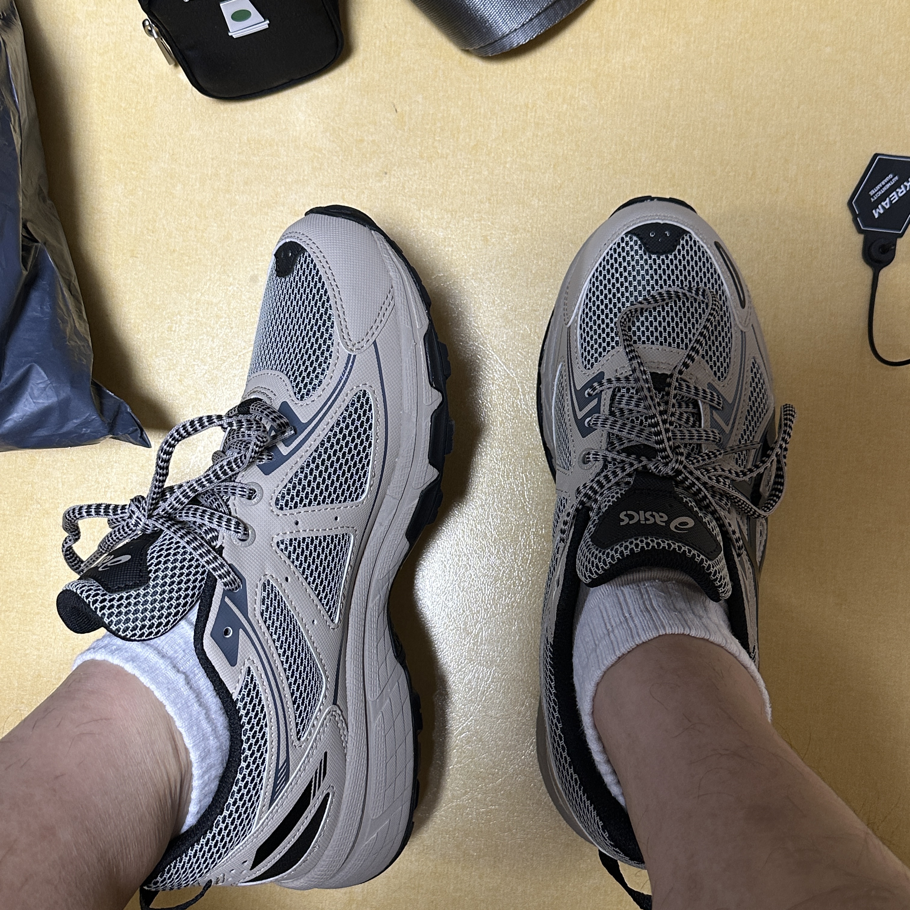 Asics Gel-Venture 6 Feather Grey Black 착용 스타일