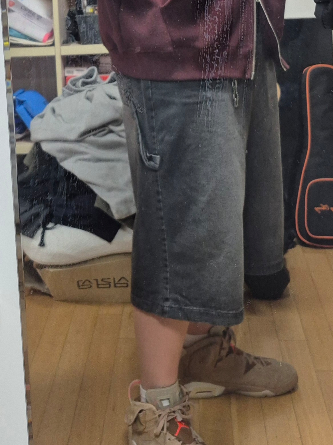 SLOW RECORD HOUSE Carpenter Bermuda Wide Denim Pants Black, Jordan 6 x Travis Scott Retro SP British Khaki 착용 스타일