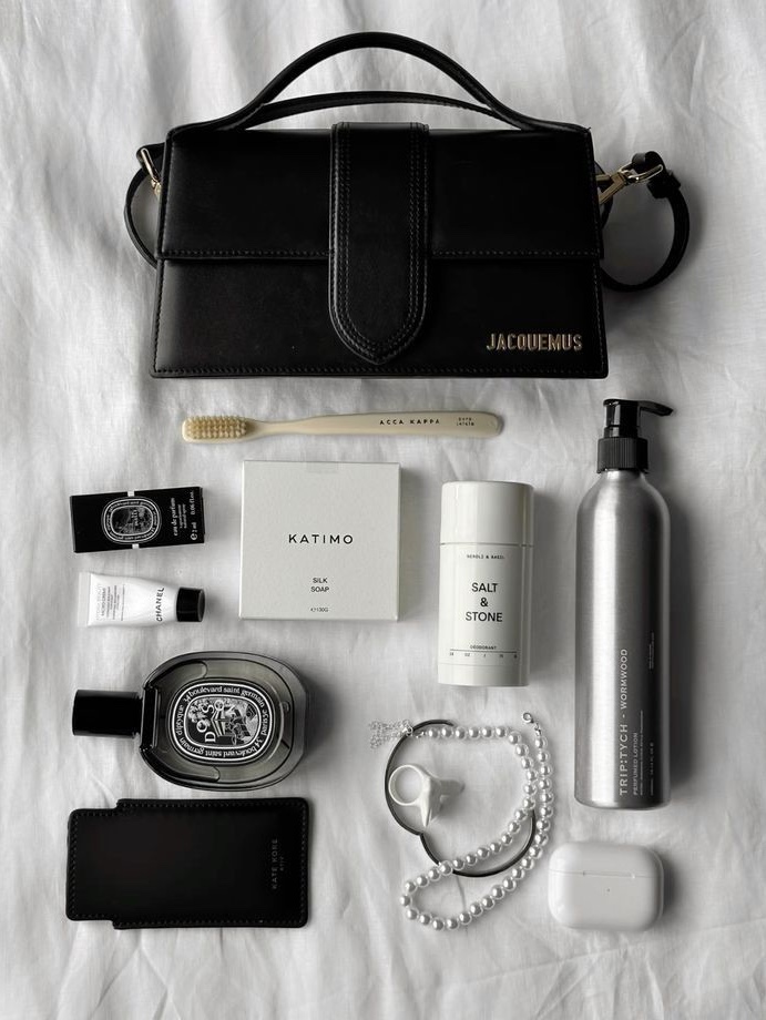 Saint Laurent Cassandre Matelasse Card Case in Grain De Poudre Embossed Leather Black, Dior Mini Book Tote Blue Dior Oblique Embroidery 착용 스타일 - 2