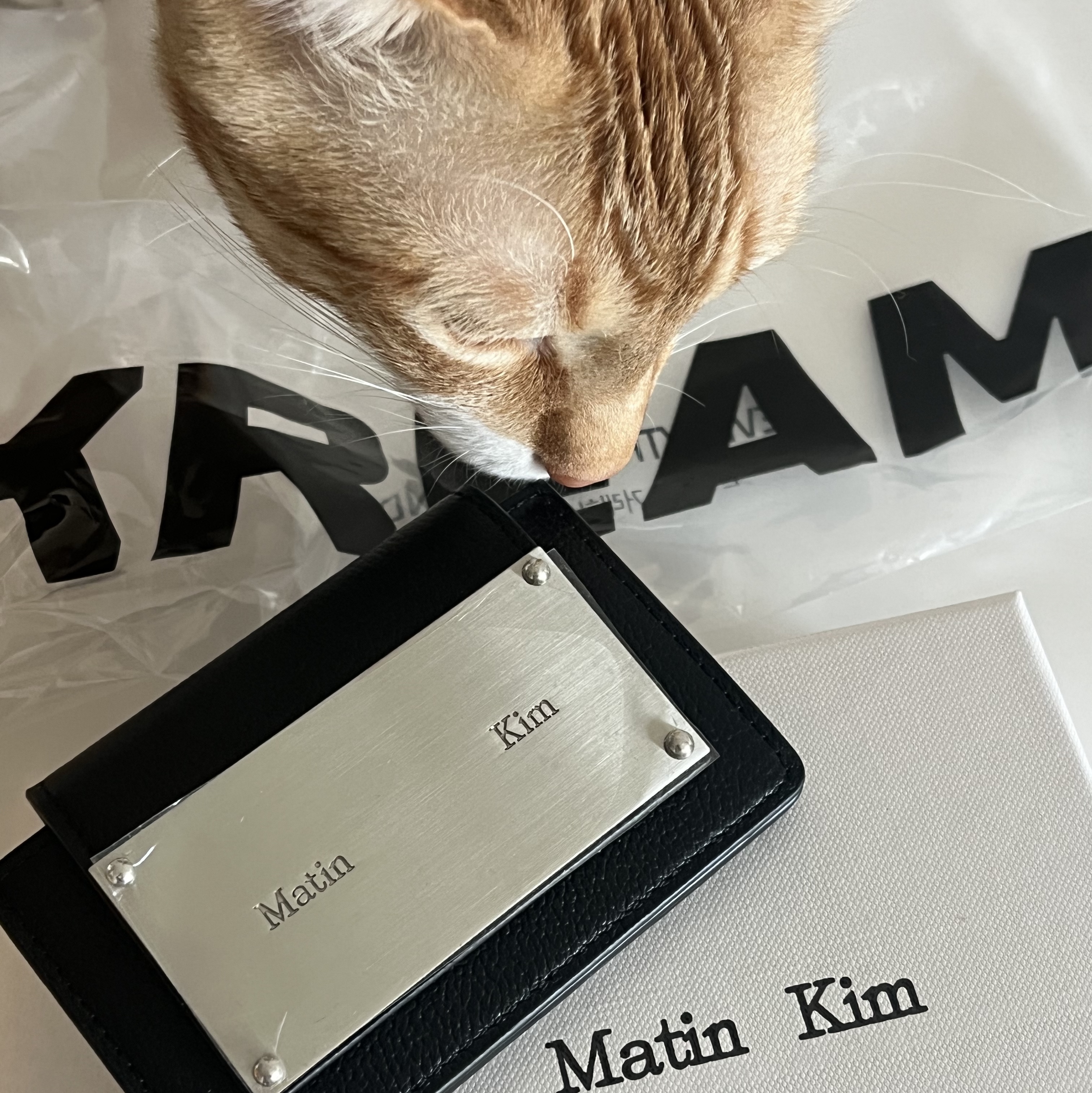 Matin Kim Accordion Wallet Black 착용 스타일