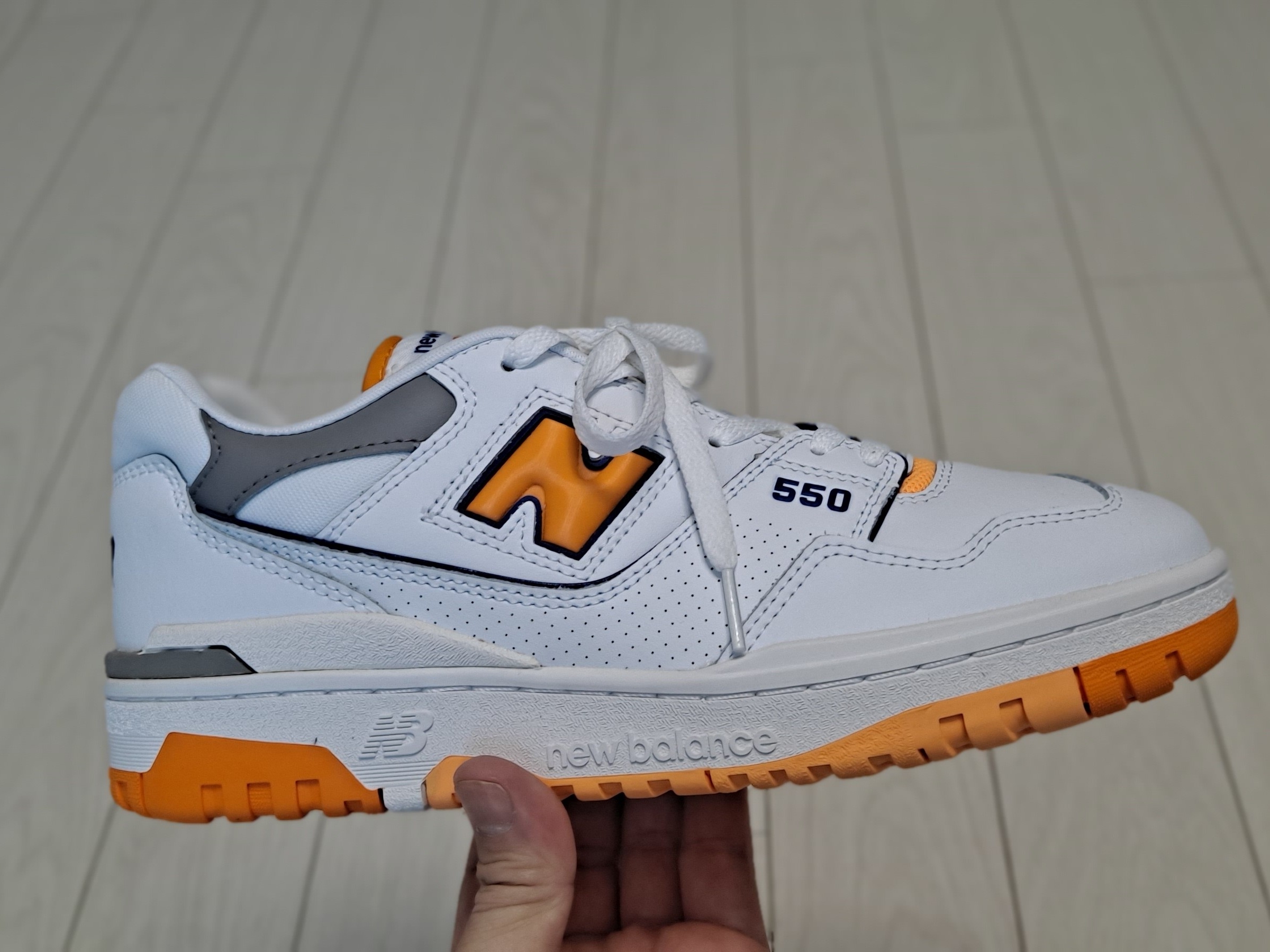 New Balance 550 White Vibrant Orange - 2E Wide 착용 스타일 - 3