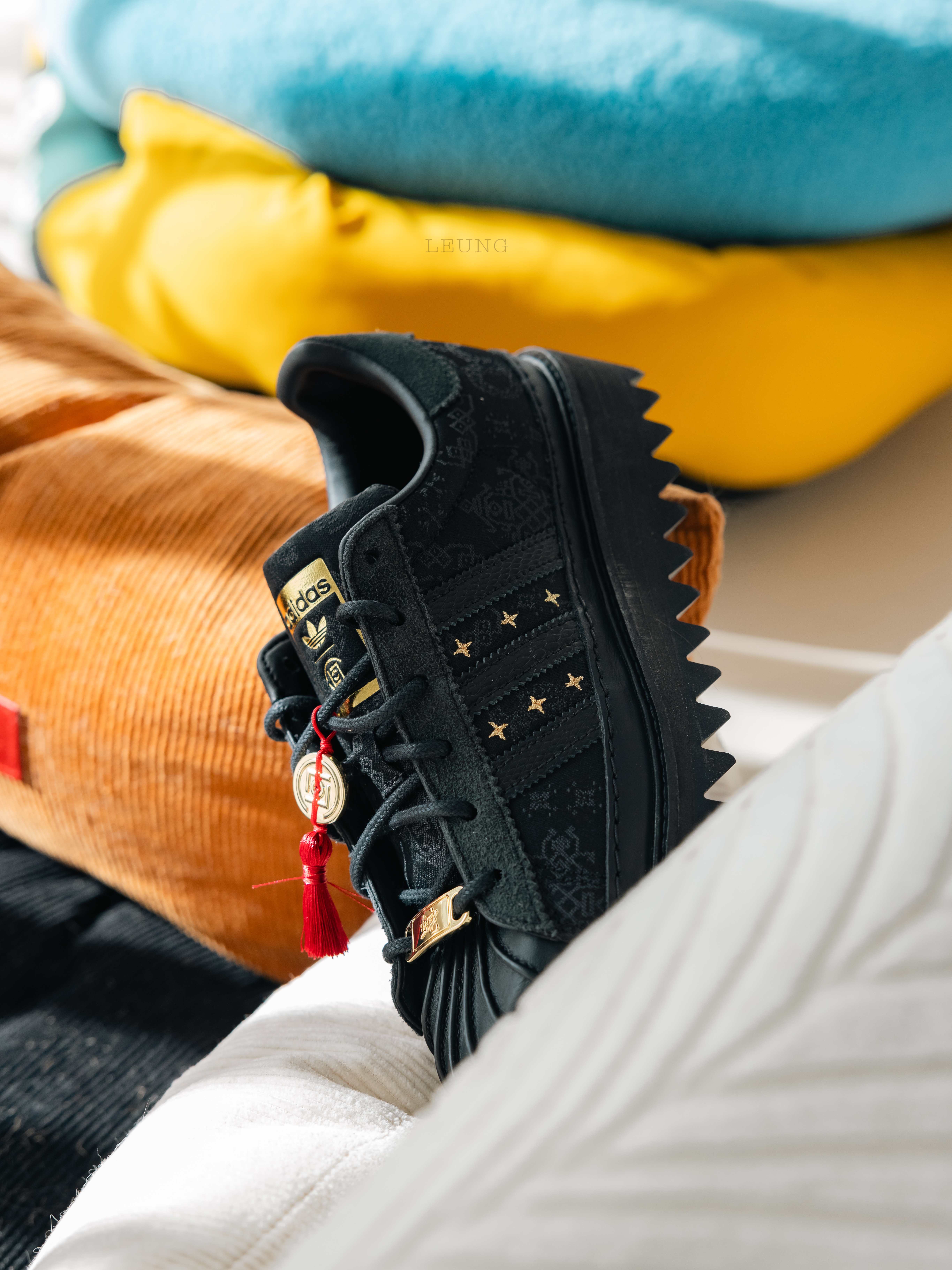 Adidas x Clot Superstar Core Black Carbon 착용 스타일 - 4
