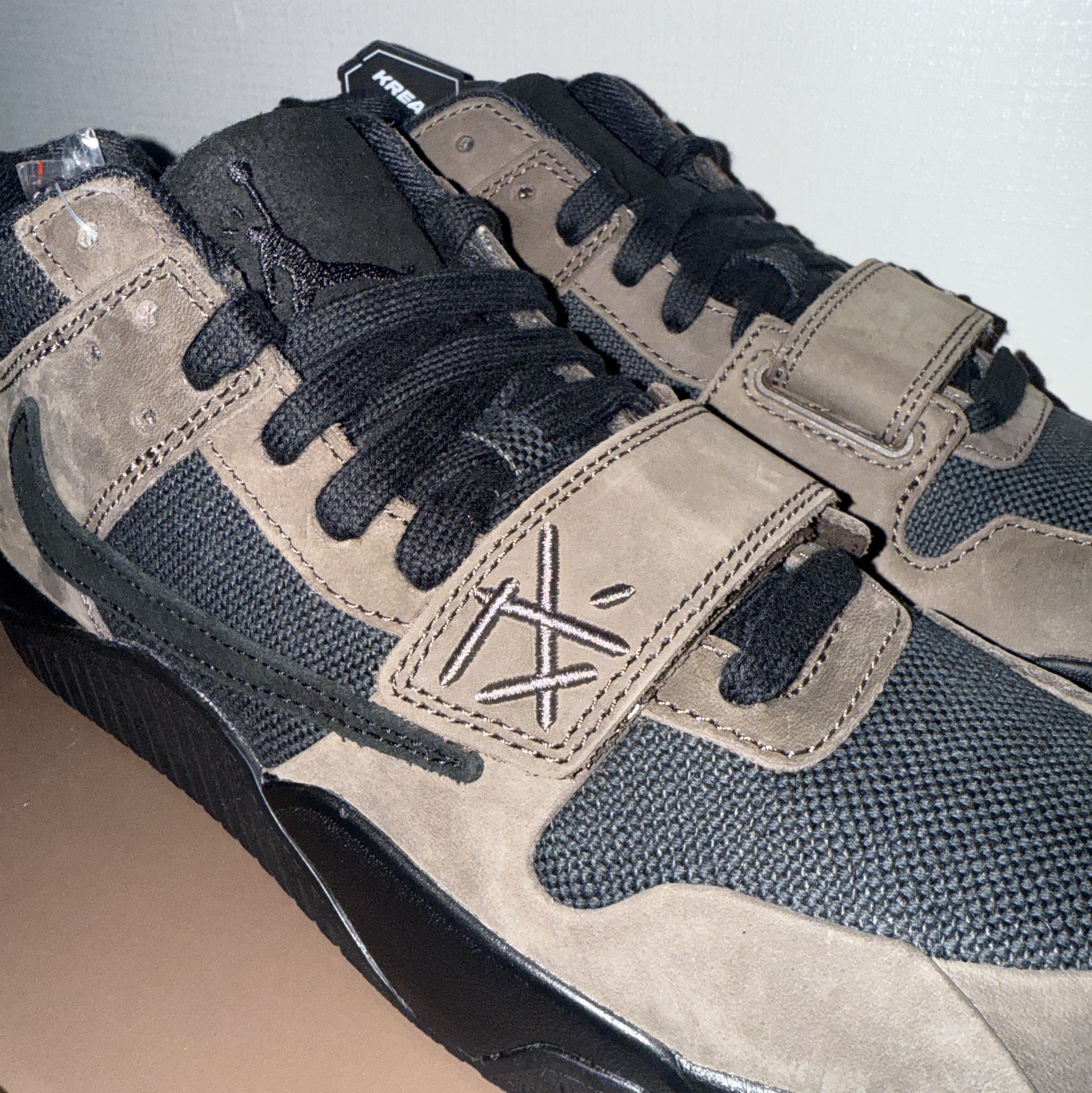 Jordan x Travis Scott Jumpman Jack TR Black and Dark Mocha 착용 스타일