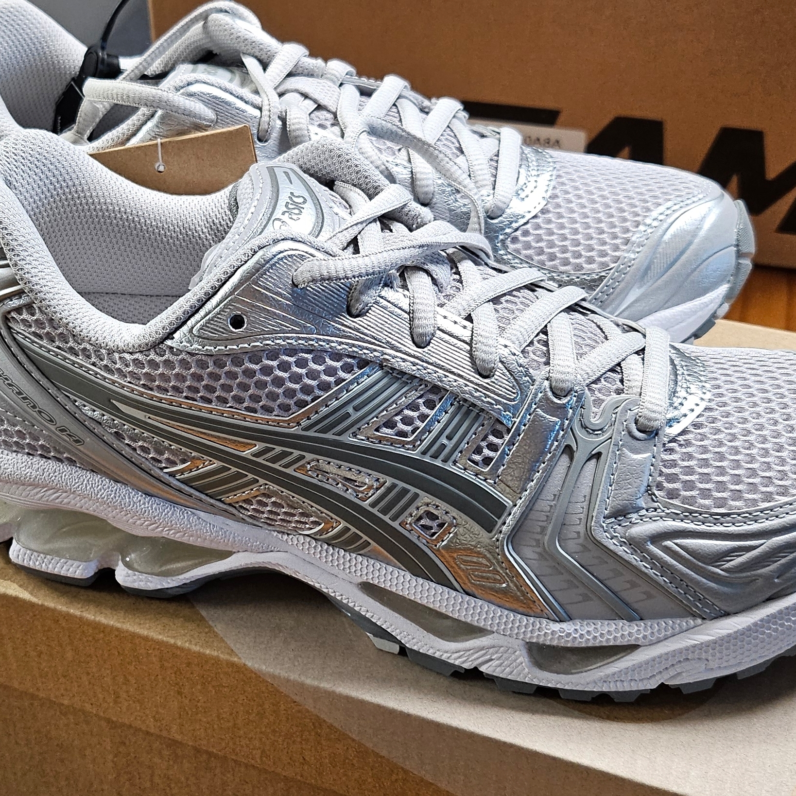 (W) Asics Gel-Kayano 14 Cloud Grey Clay Grey 착용 스타일 - 2