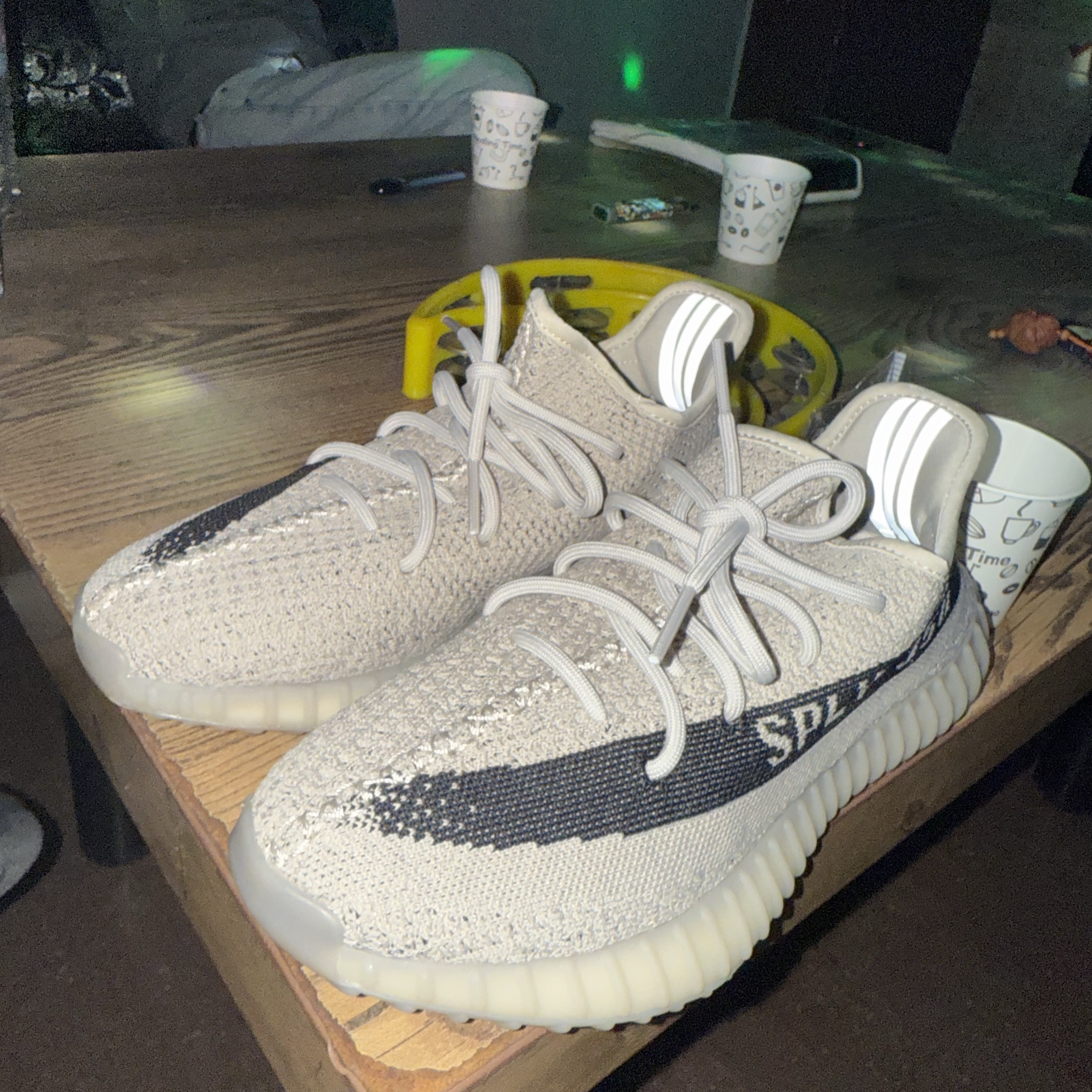 Adidas Yeezy Boost 350 V2 Slate Core Black 2022/2023 착용 스타일 - 2