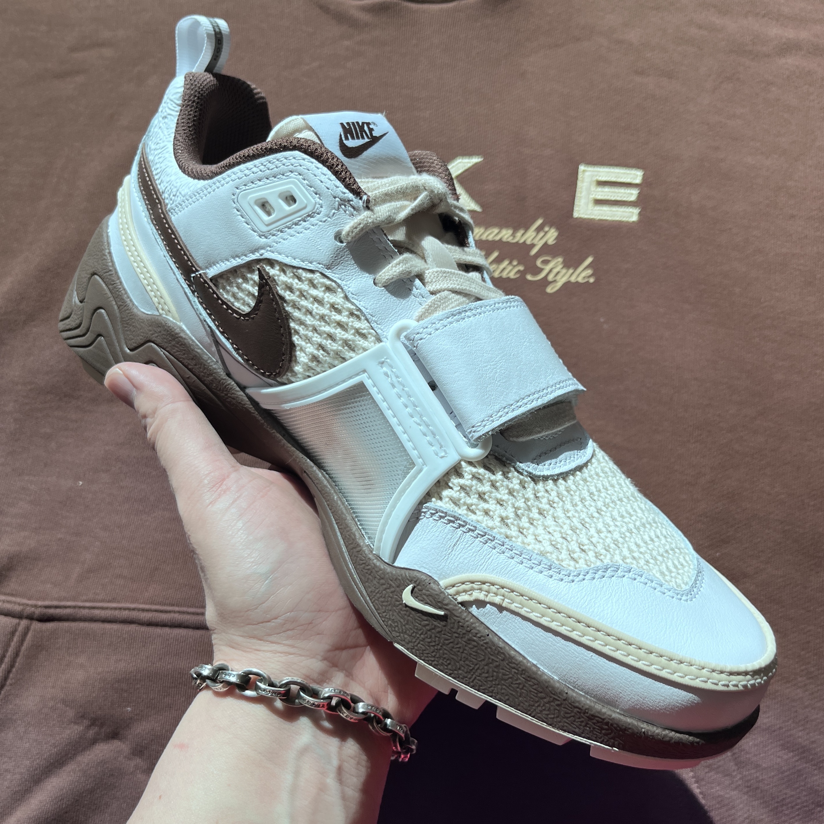 Nike x Travis Scott Zoom Field Jaxx White and Light Chocolate, Jordan x Travis Scott Jumpman Jack TR Sail and Dark Mocha 착용 스타일 - 6