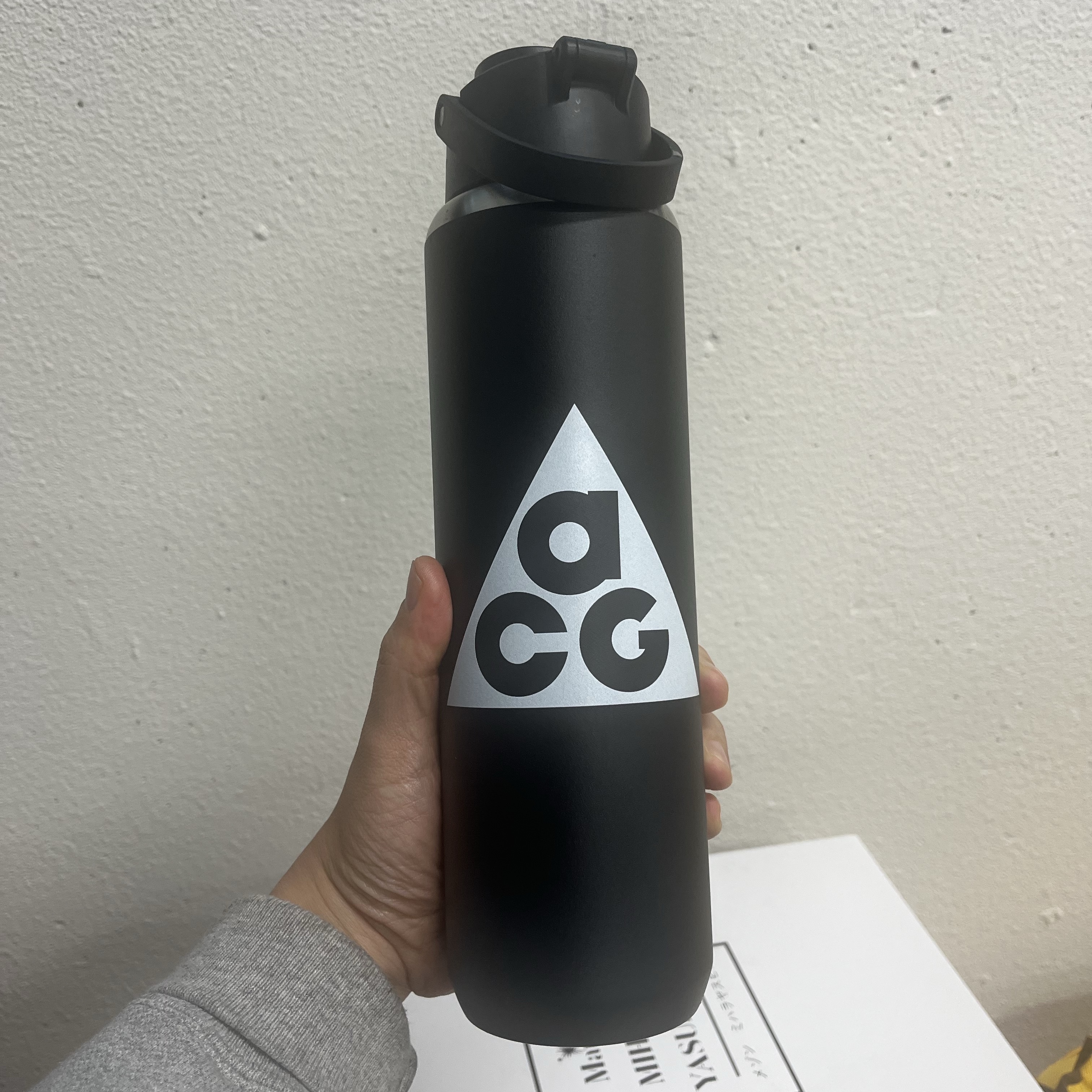 Nike 24oz ACG Recharge Chug Bottle Black 착용 스타일