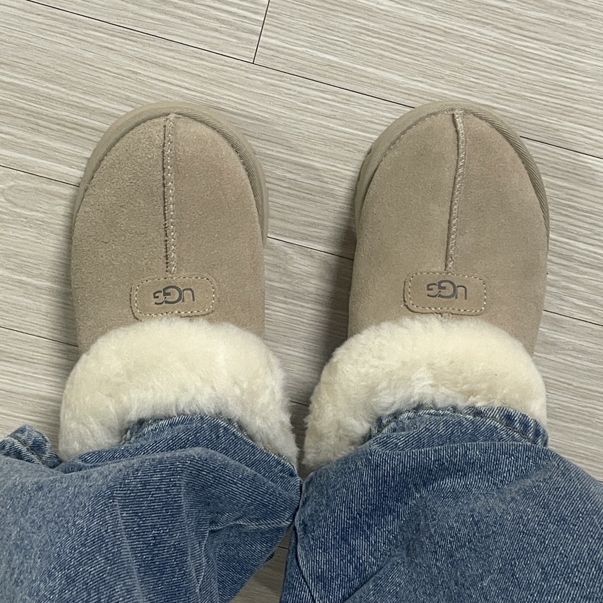(W) UGG Tazzette Slipper Sand 착용 스타일
