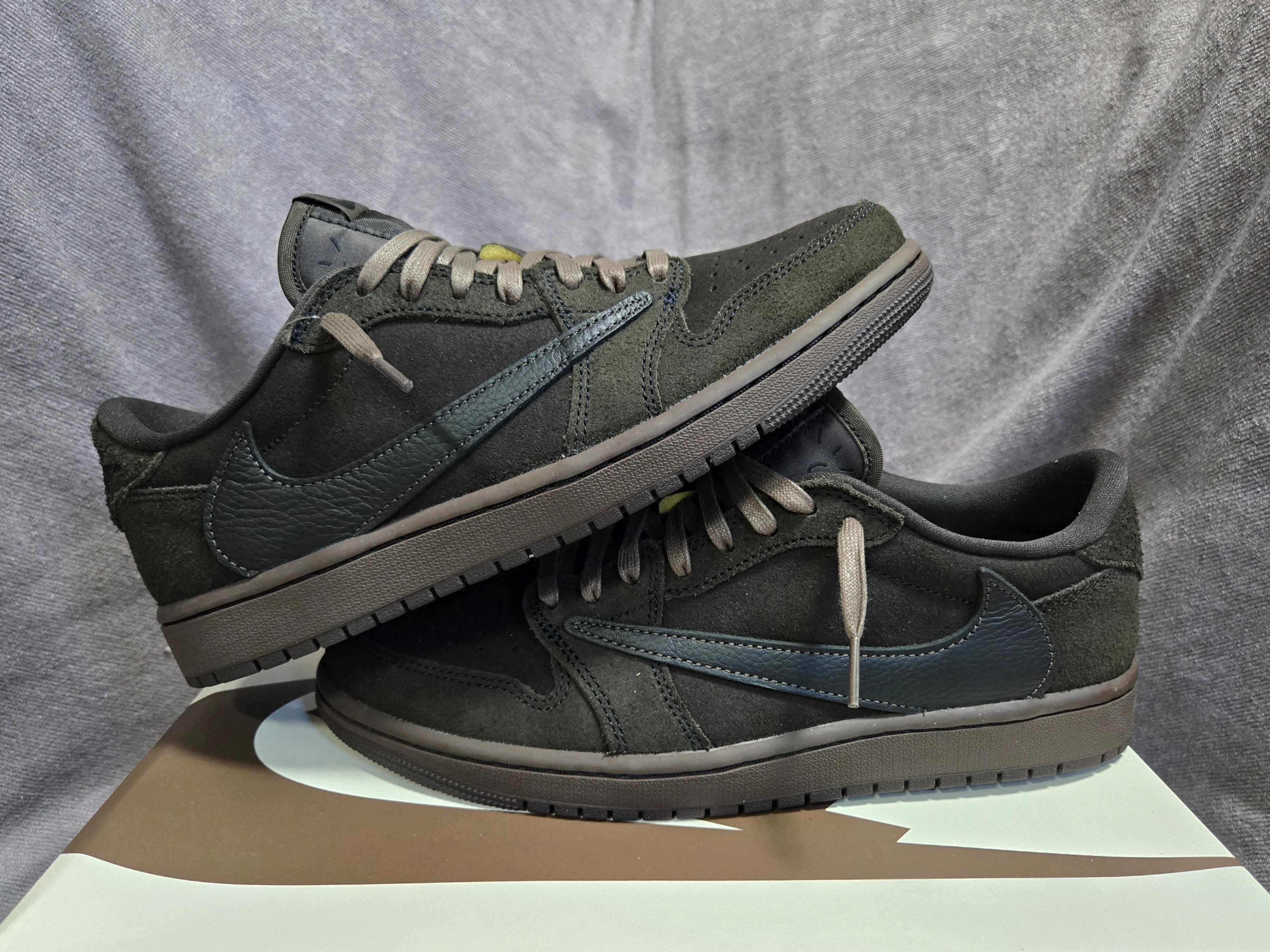 Jordan 1 x Travis Scott Retro Low OG SP Velvet Brown and Dark Mocha 착용 스타일 - 1