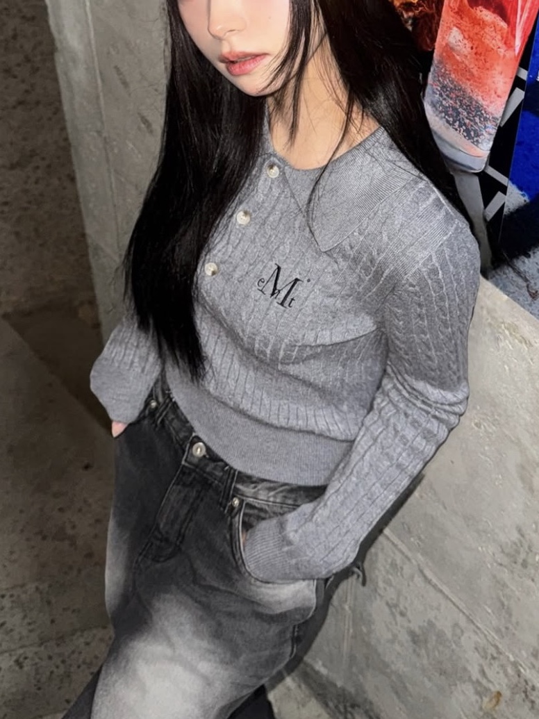 MUCENT Lemelo Collar-Neck Button Crop Knit Gray 착용 스타일 - 2