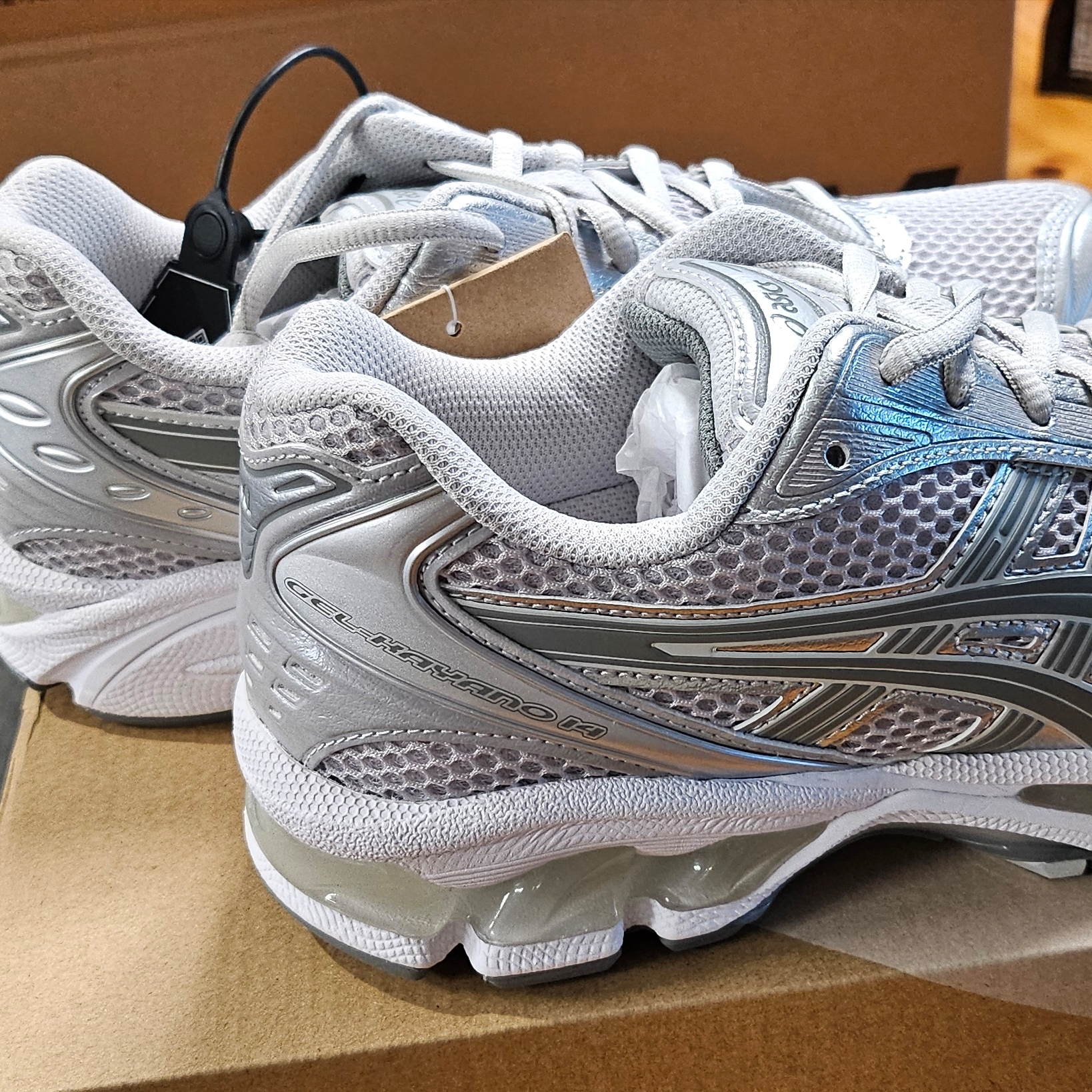 (W) Asics Gel-Kayano 14 Cloud Grey Clay Grey 착용 스타일 - 4
