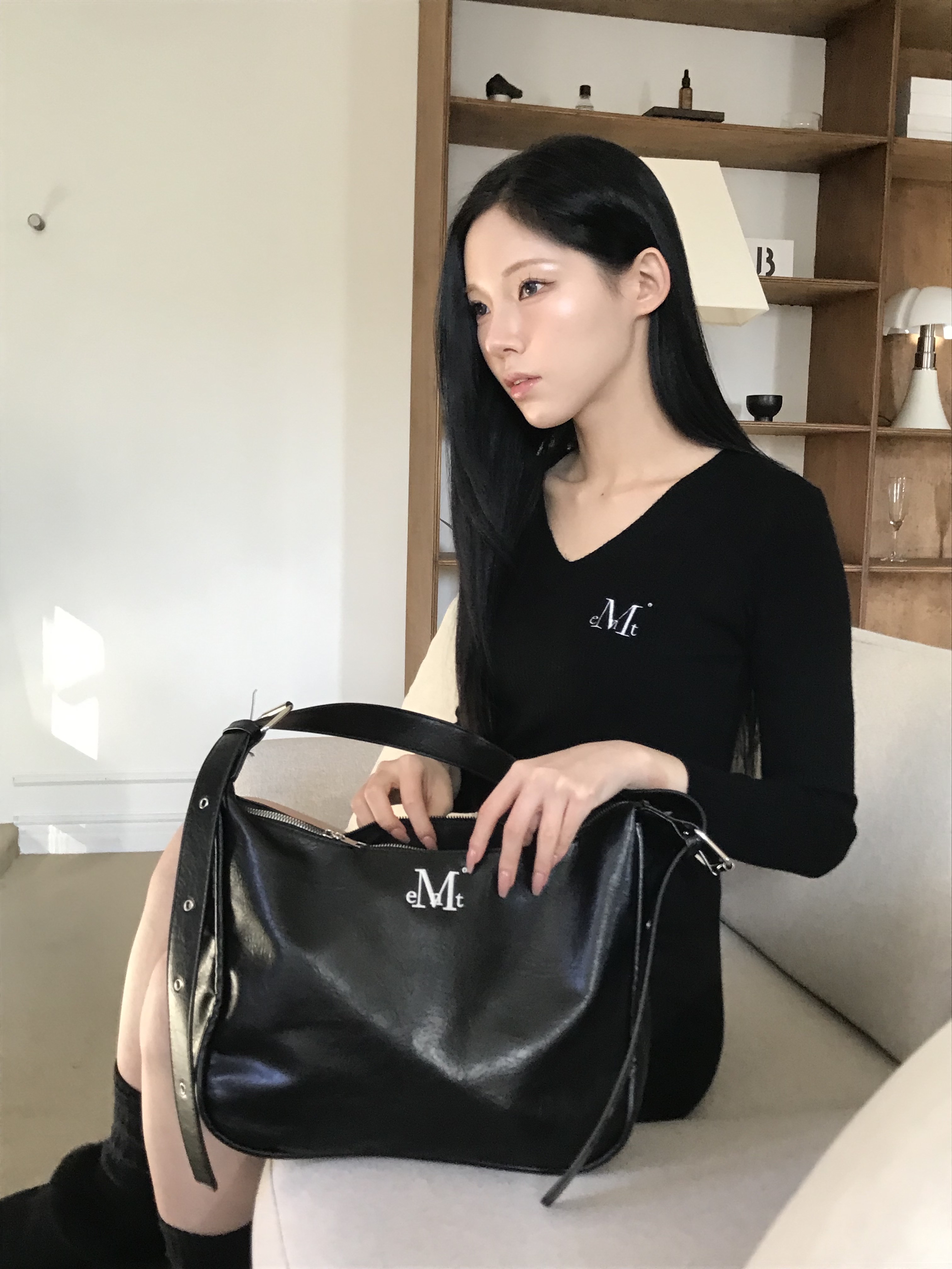 MUCENT Pot Double Wrinkle Leather Shoulder Bag Black 착용 스타일 - 2