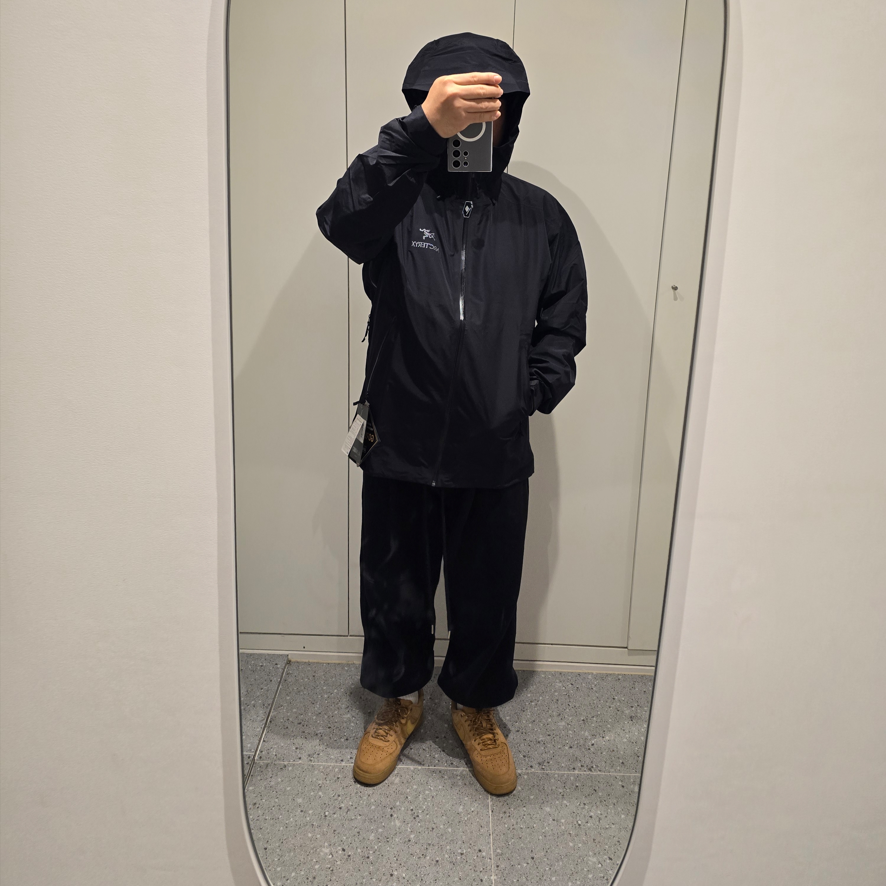 Arc'teryx Beta LT Jacket Black, Nike Air Force 1 '07 WB Flax 착용 스타일 - 3