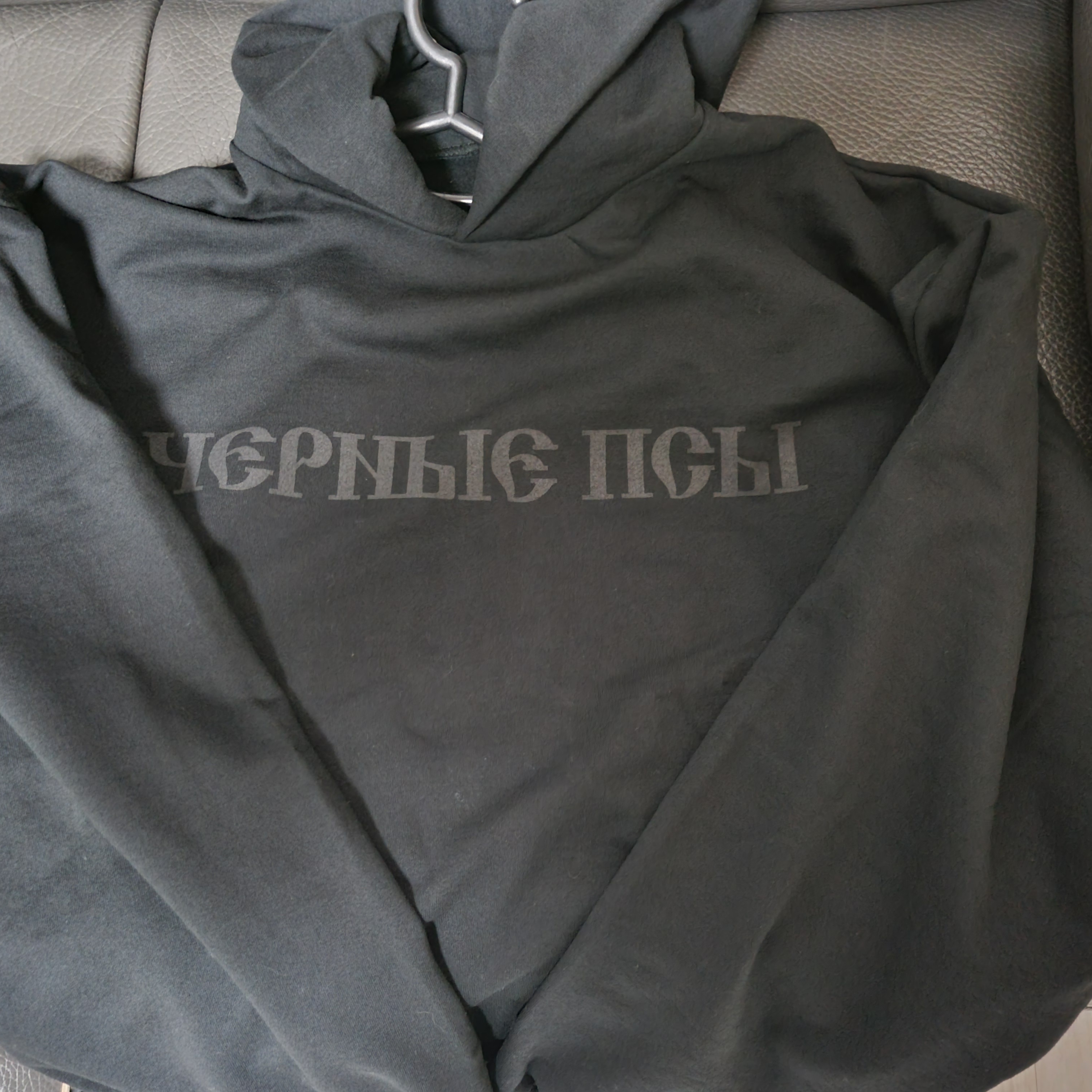 Yeezy x Gosha Rubchinskiy YZY Black Dogs Hoodie Black 착용 스타일 - 1