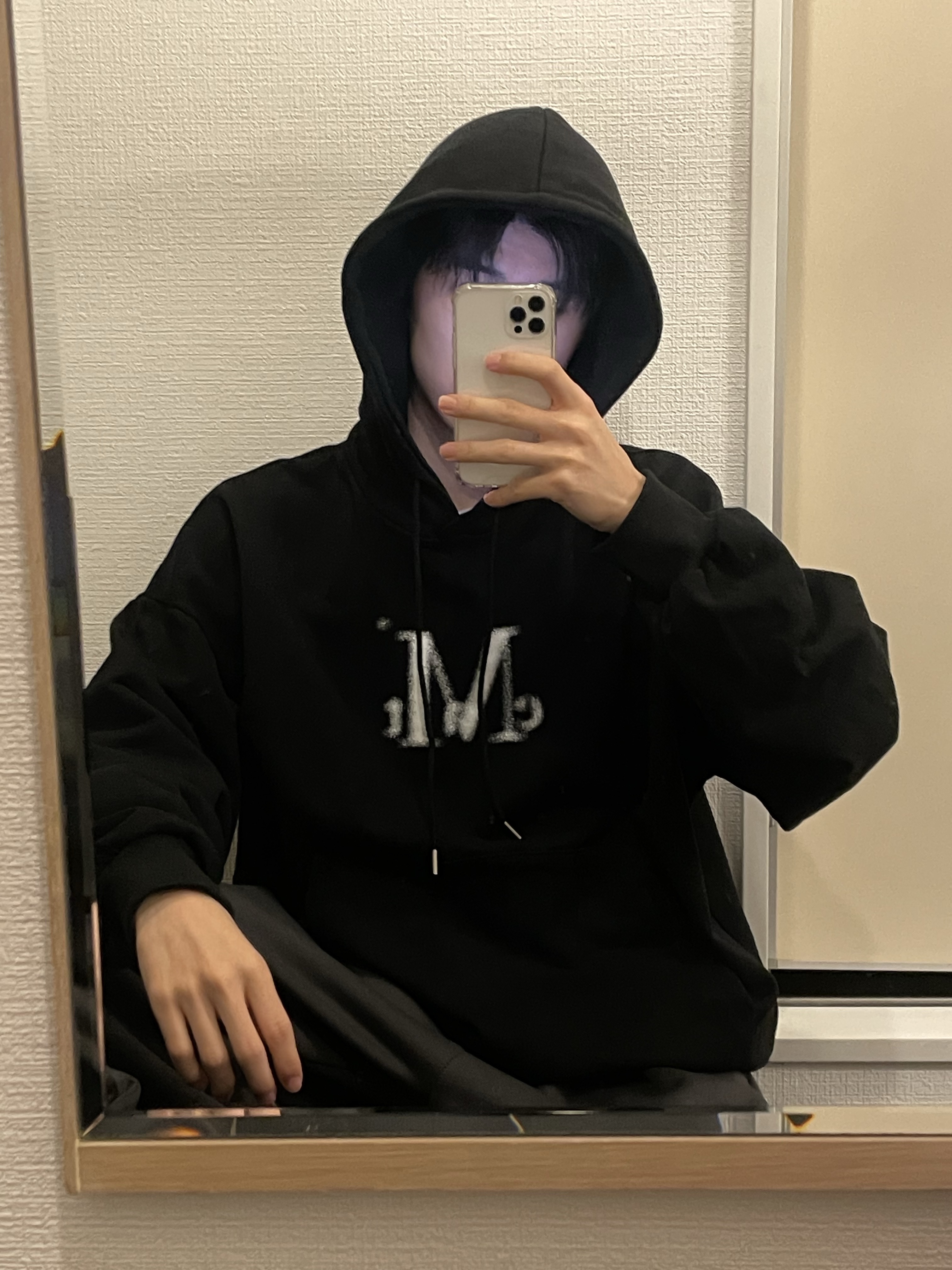 MUCENT Spray Logo Hood T Black 착용 스타일 - 2