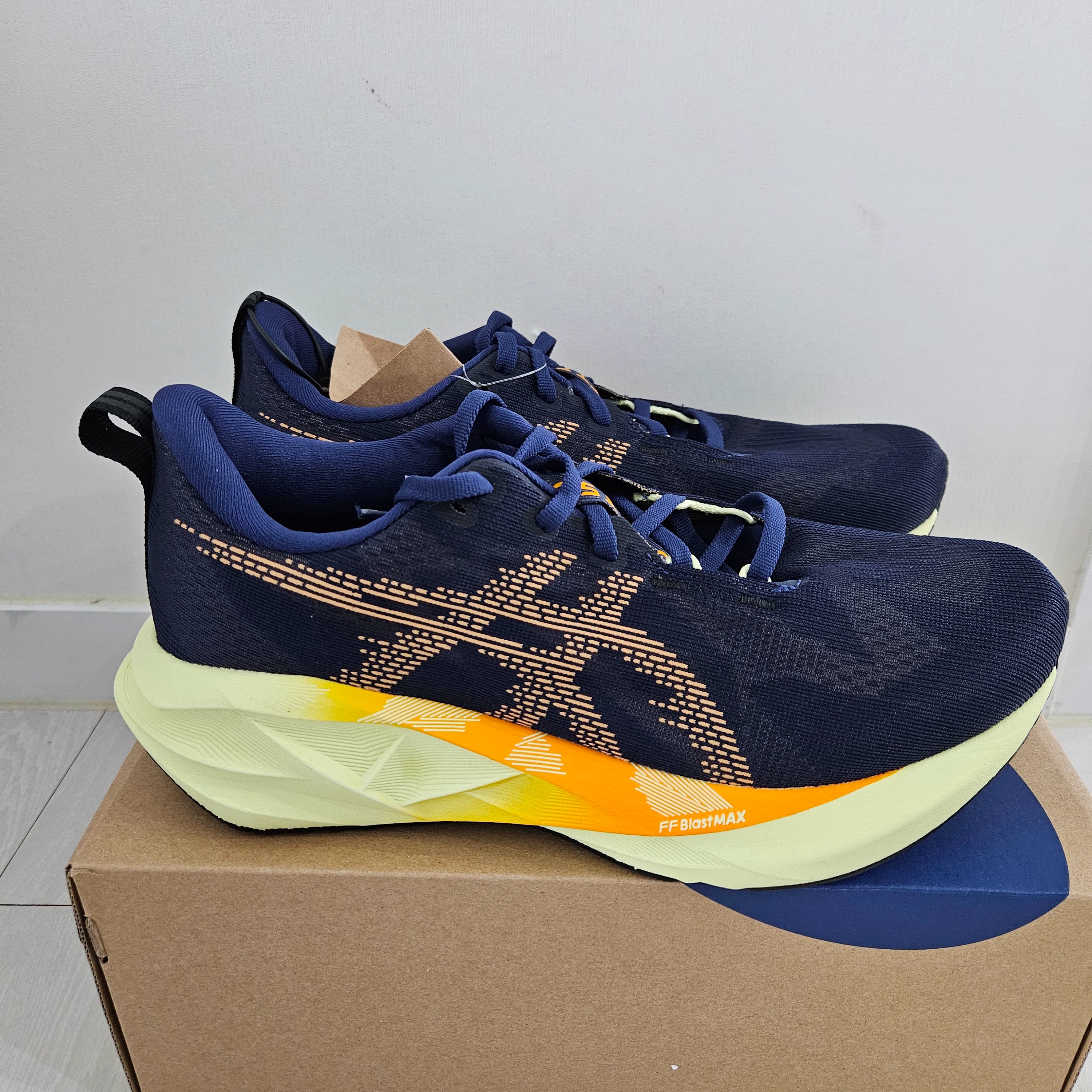 Asics Novablast 5 Indigo Blue Amber - 2E Wide 착용 스타일