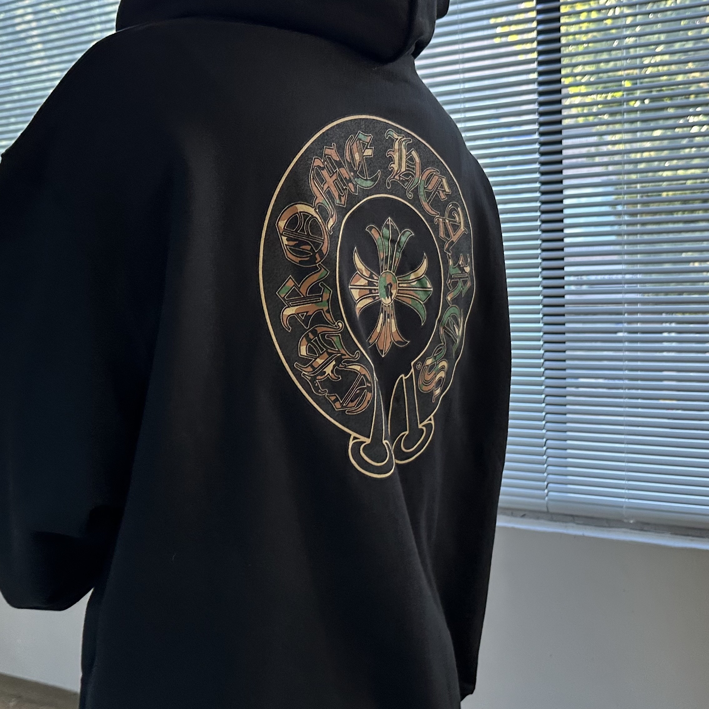 Chrome Hearts Camo Horseshoe Hoodie Black 착용 스타일