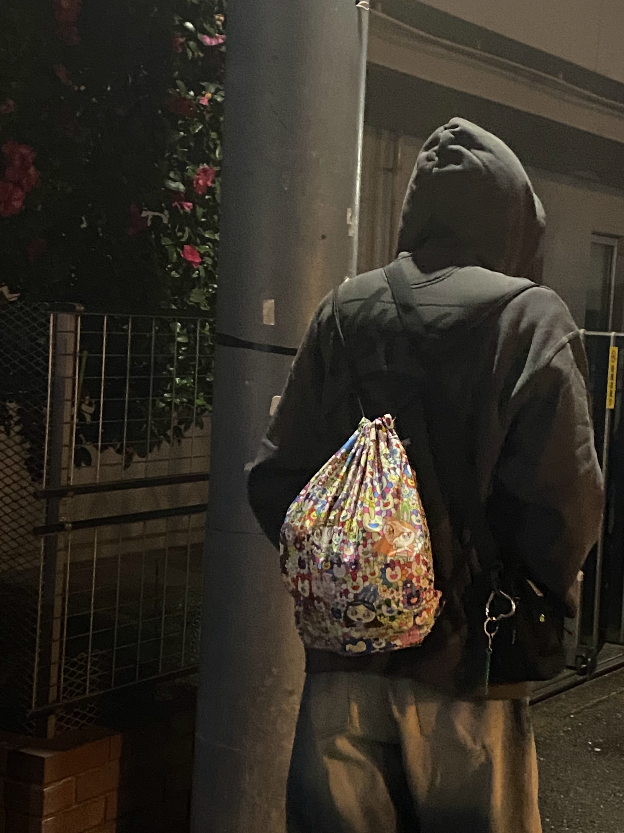 NewJeans Supernatural NJ x Murakami Drawstring Bag Ver., Stussy 8 Ball Pigment Dyed Zip Hoodie Black 착용 스타일