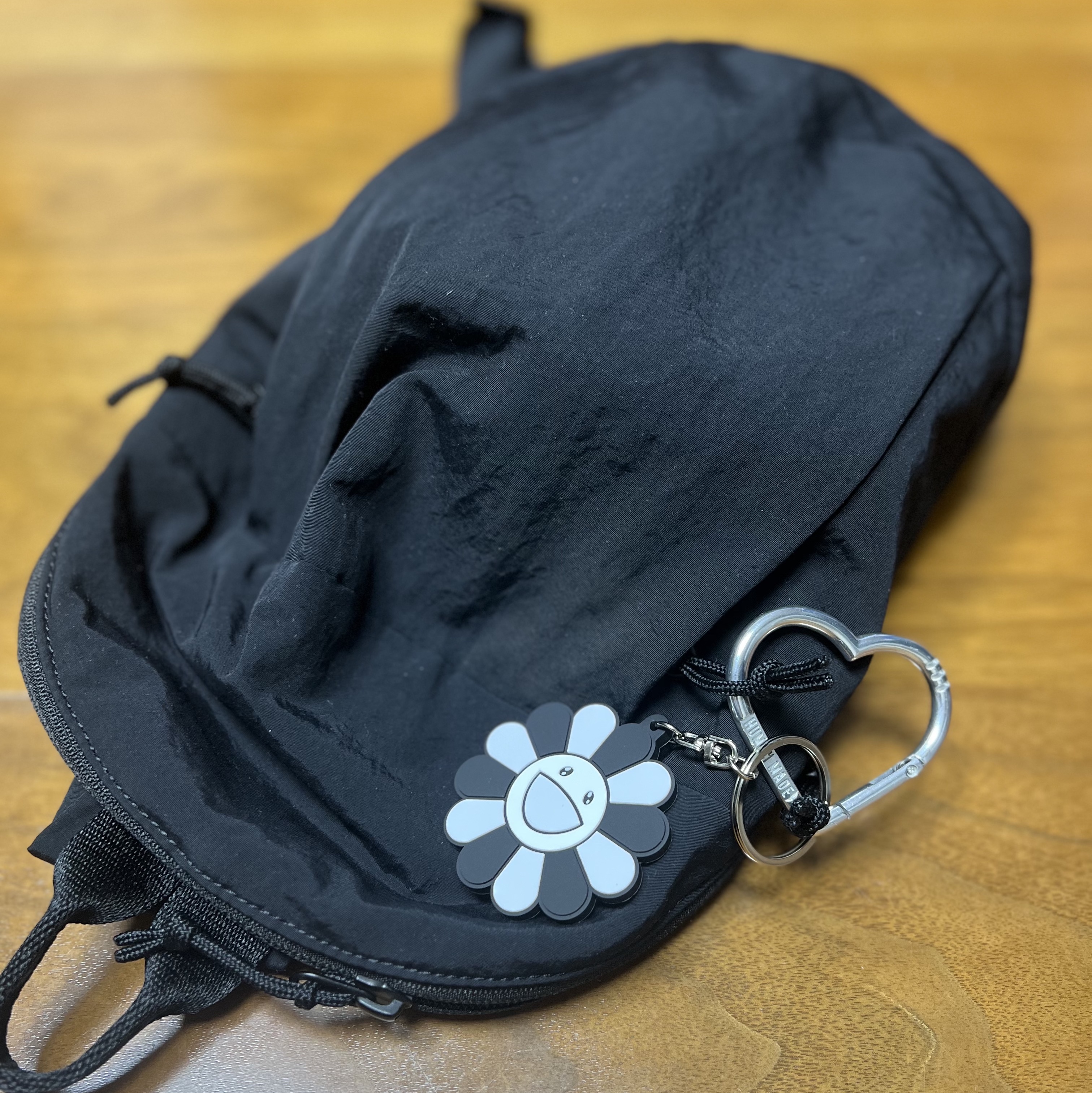 Kaikai Kiki Flower Rubber Keyring Gray Black, Human Made Heart Carabiner Silver 착용 스타일