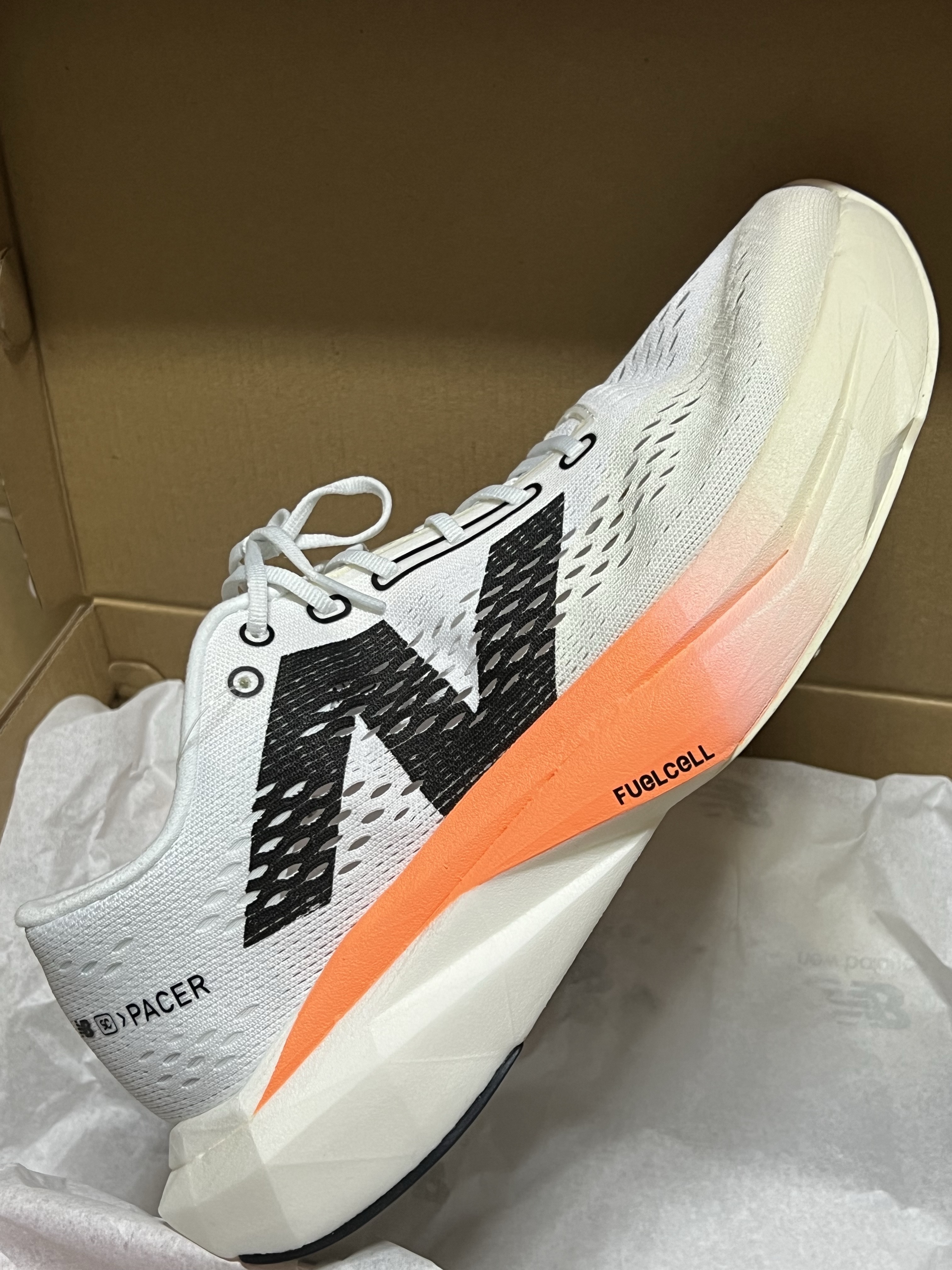 New Balance Fuelcell SC Pacer v2 White - 2E Wide 착용 스타일 - 1
