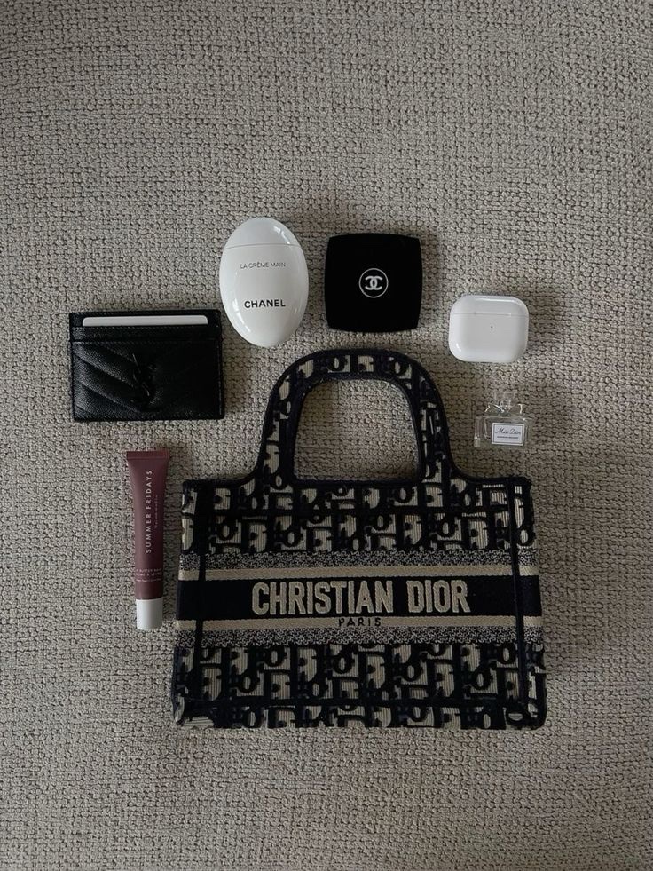 Saint Laurent Cassandre Matelasse Card Case in Grain De Poudre Embossed Leather Black, Dior Mini Book Tote Blue Dior Oblique Embroidery 착용 스타일 - 1