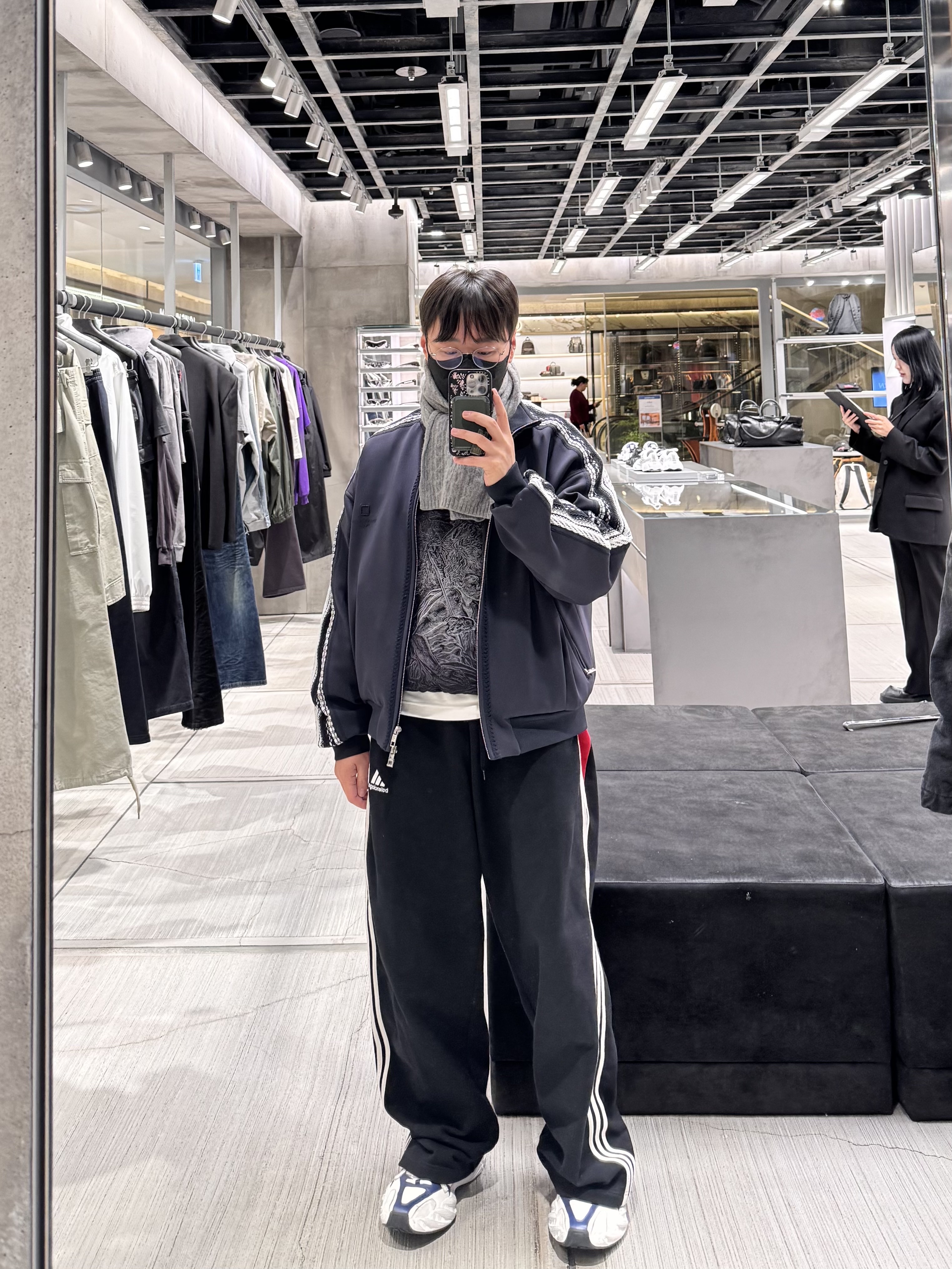Balenciaga x Adidas Fleece Baggy Sweatpants Black, Balenciaga 3XL Extreme Lace Sneakers Egg Shell 착용 스타일 - 3