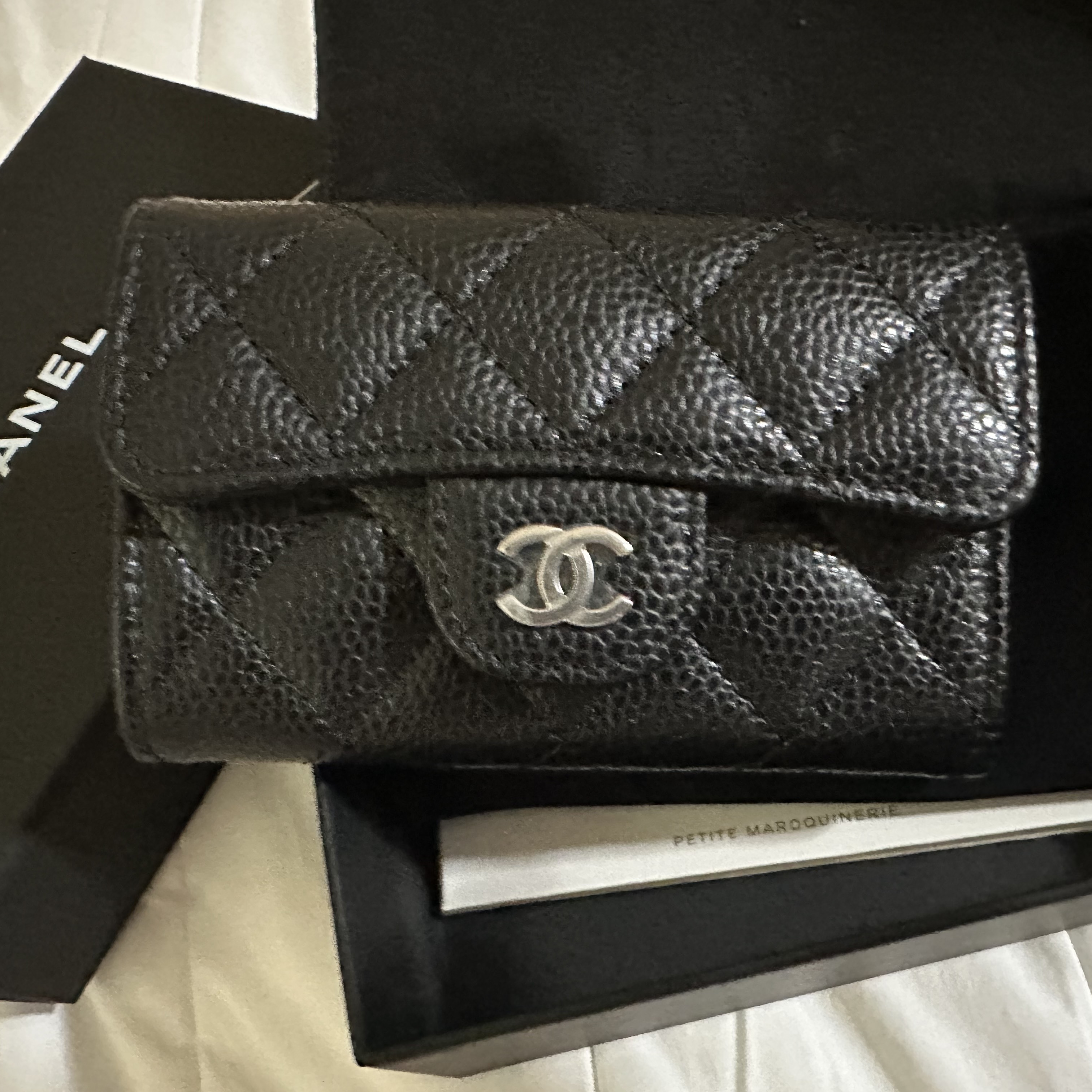 Chanel Classic Card Holder Grained Calfskin & Silver Black 착용 스타일 - 1