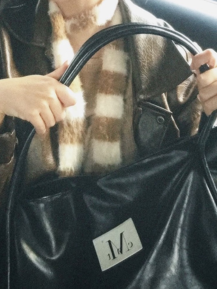 MUCENT Griek Leather Shoulder Bag Black 착용 스타일 - 3