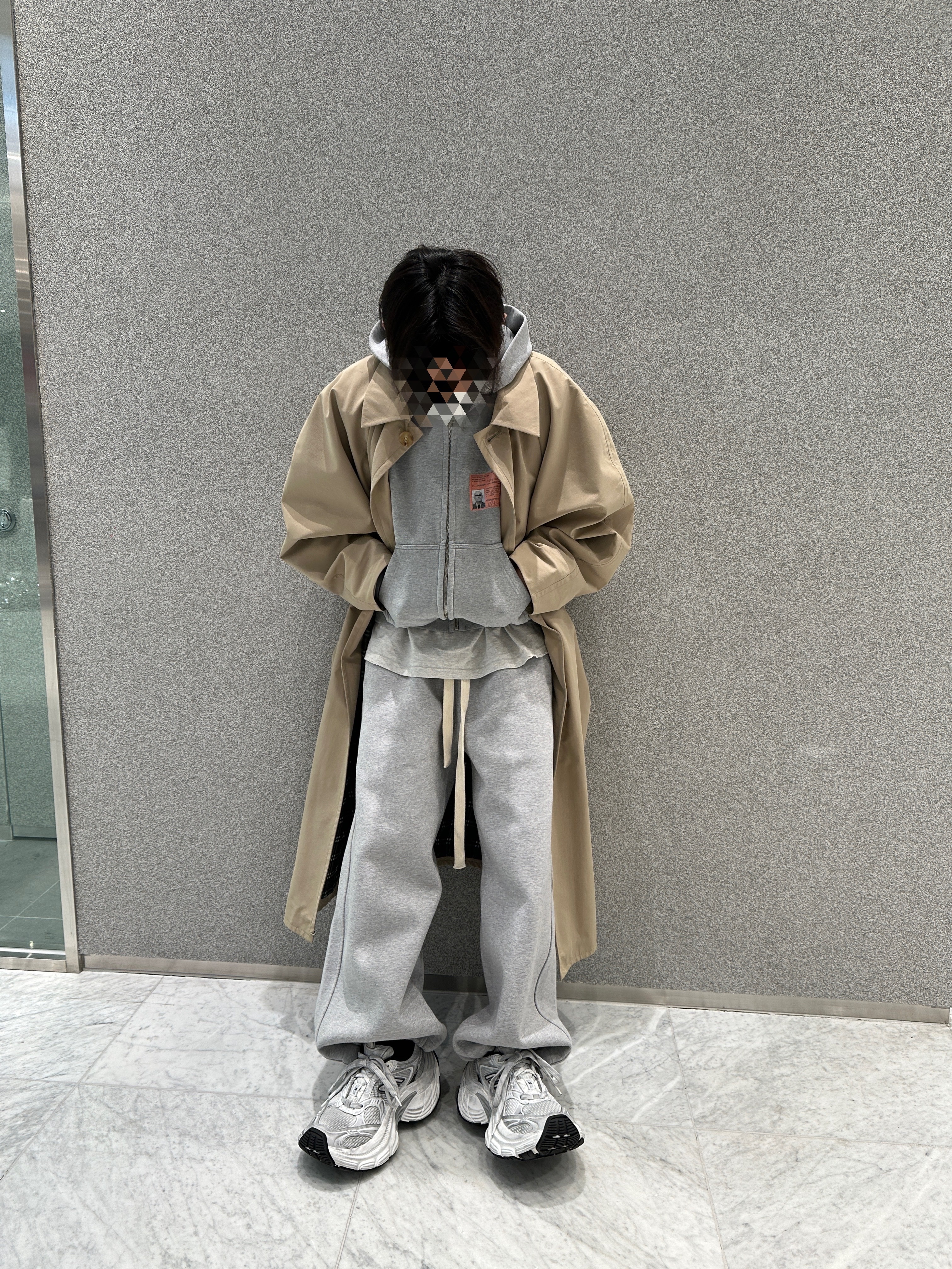 Balenciaga 10XL Sneakers White Grey Silver Black, STU Hook Dolman Coat Beige with Name Tag 착용 스타일 - 2