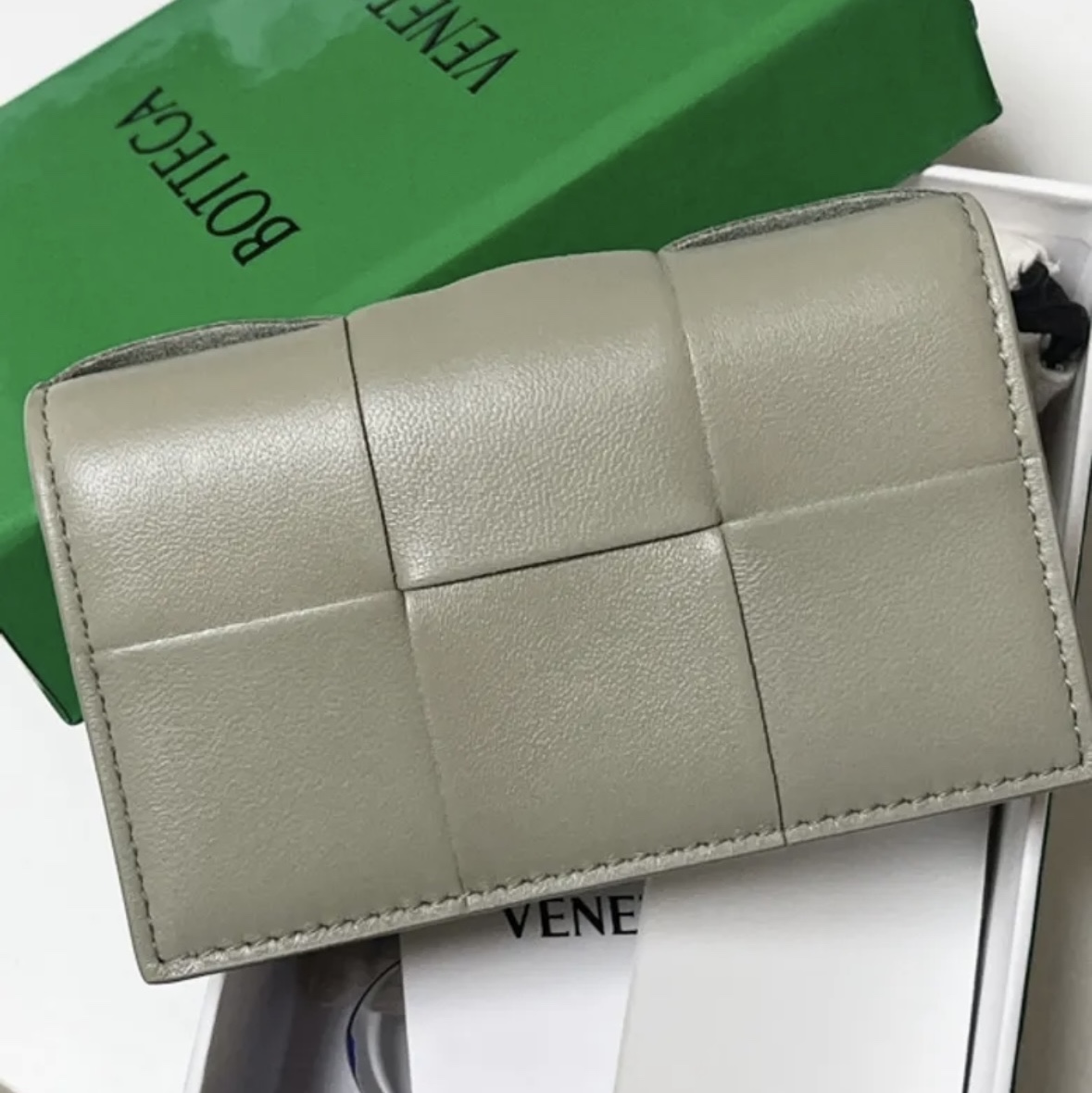 Bottega Veneta Cassette Business Card Case Travertine 착용 스타일