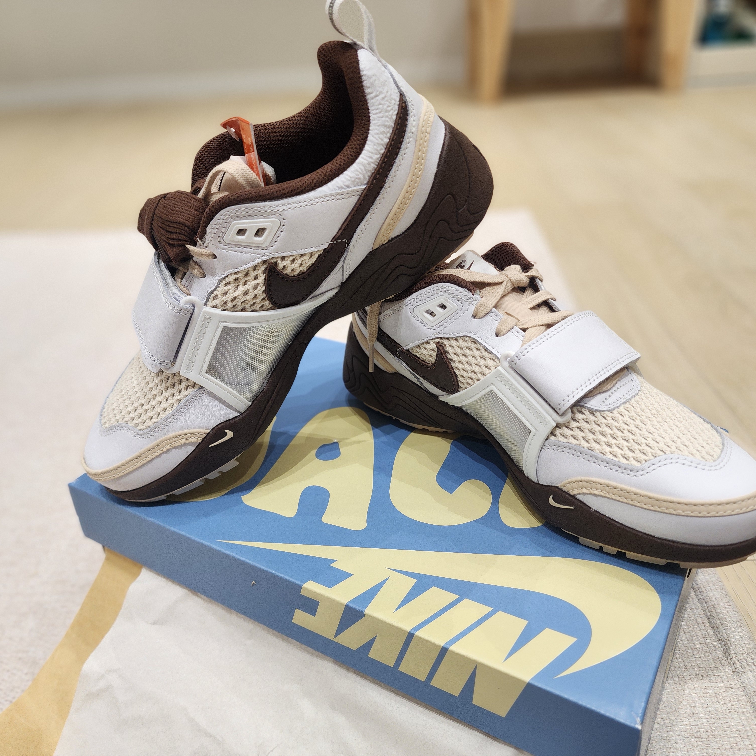 Nike x Travis Scott Zoom Field Jaxx White and Light Chocolate 착용 스타일 - 2