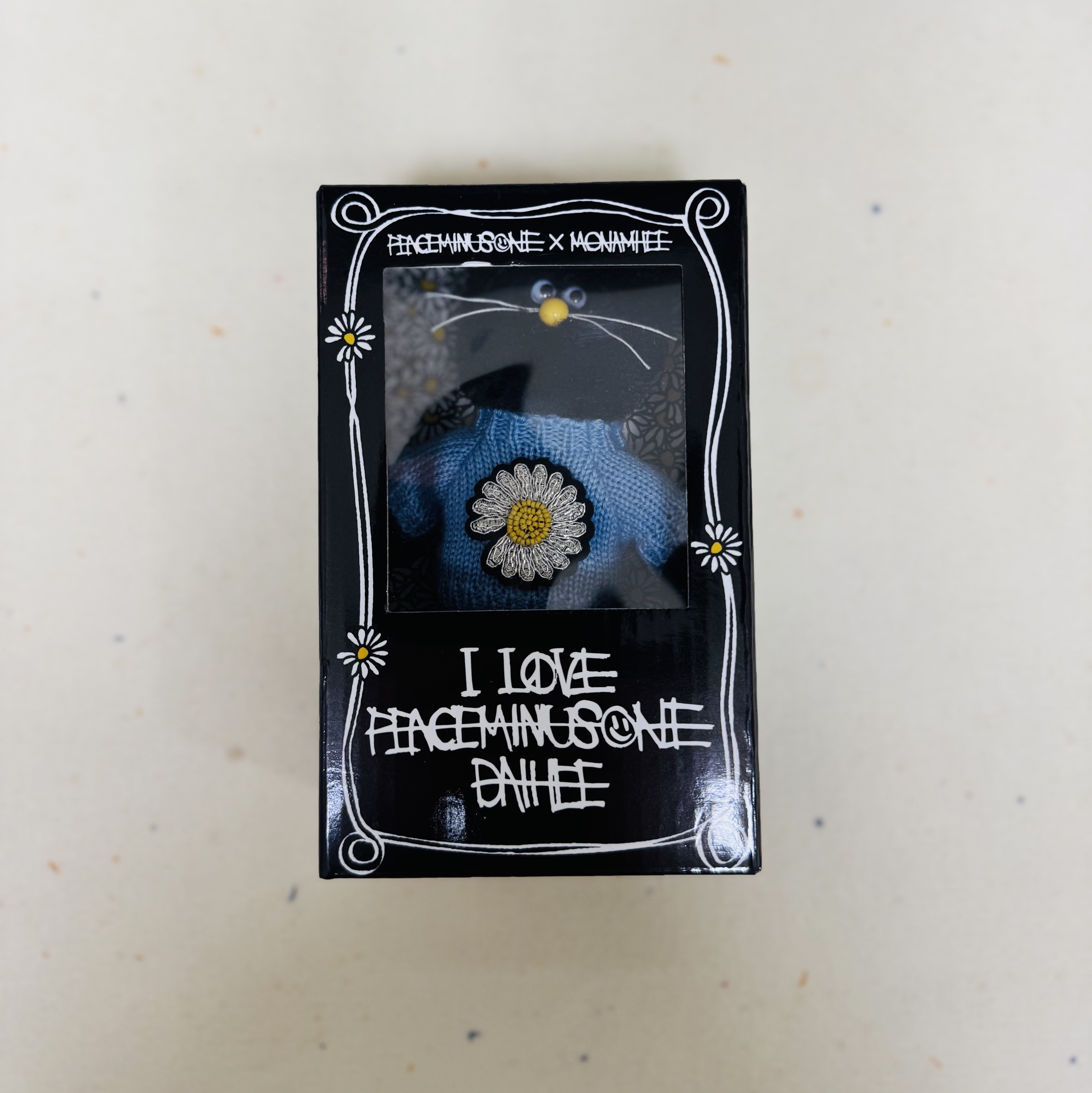 Monamhee x Peaceminusone Daihee Plush Keyring 착용 스타일 - 1