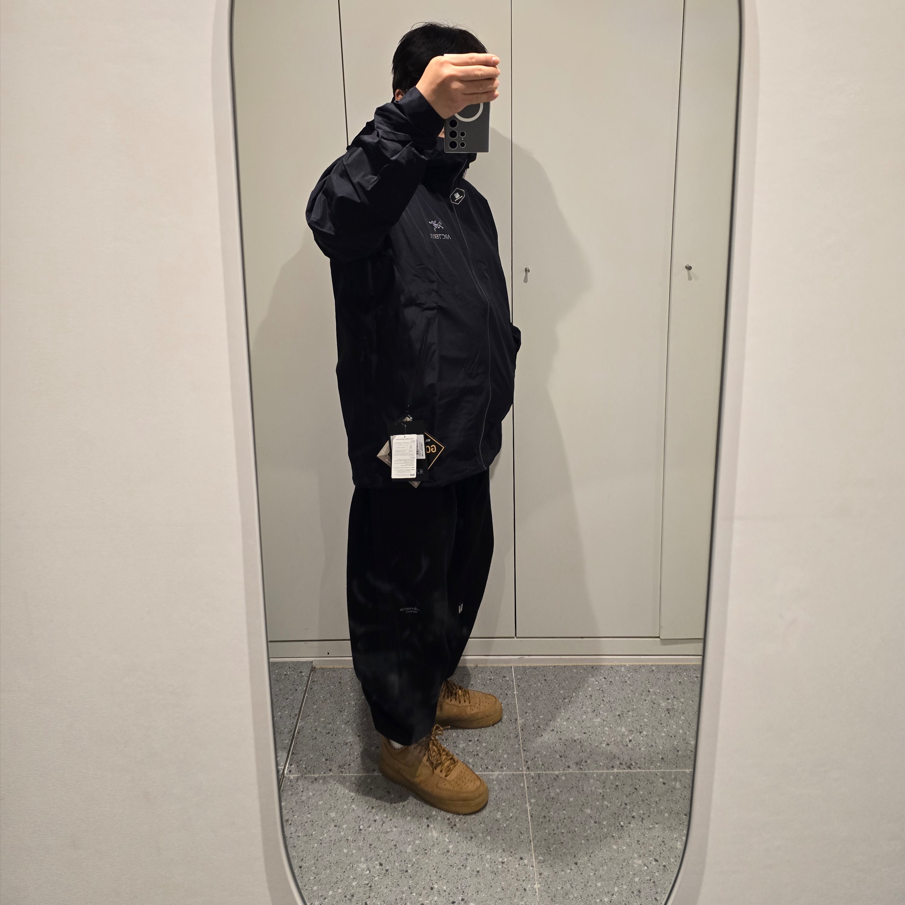 Arc'teryx Beta LT Jacket Black, Nike Air Force 1 '07 WB Flax 착용 스타일 - 6