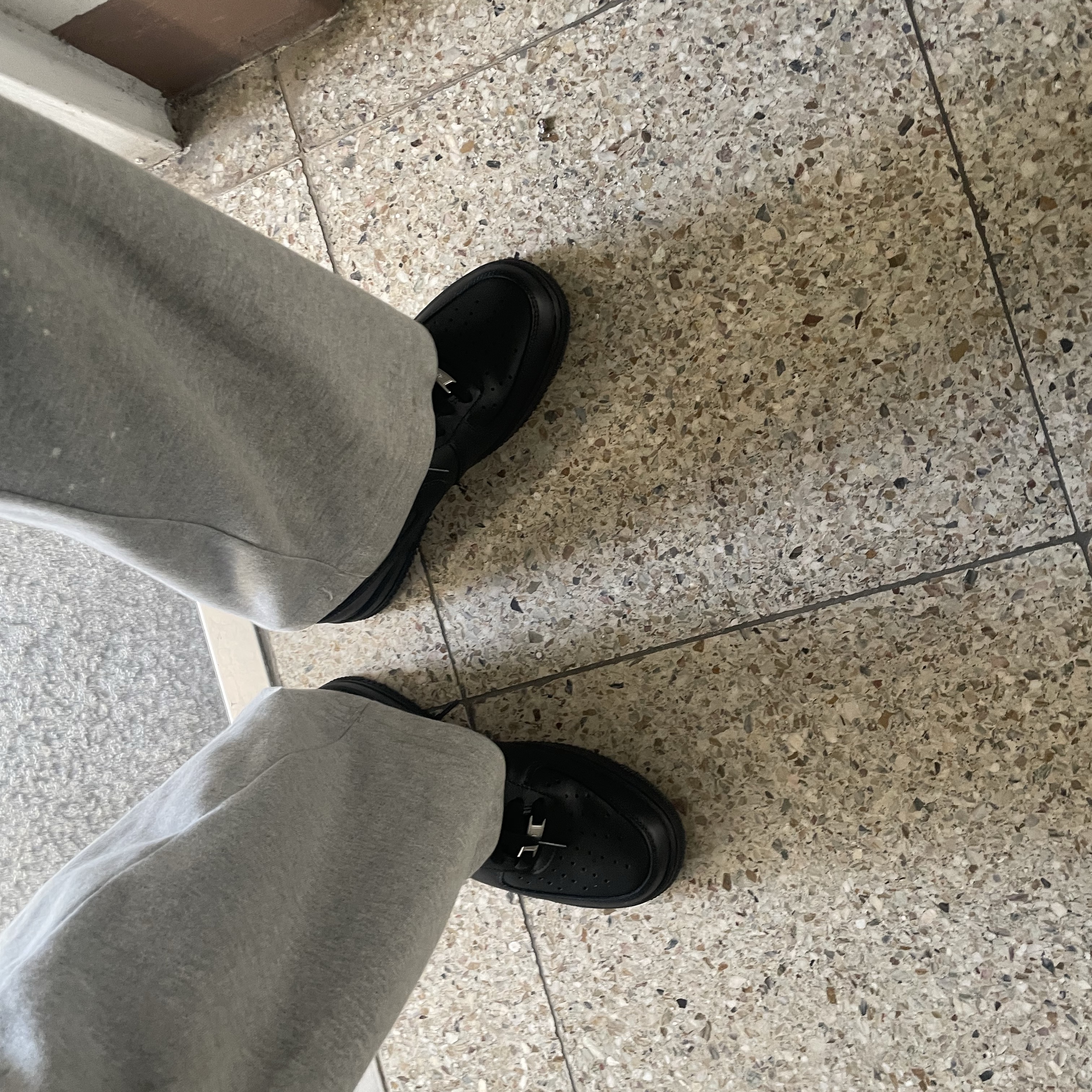 Nike Air Force 1 '07 Low Triple Black 착용 스타일