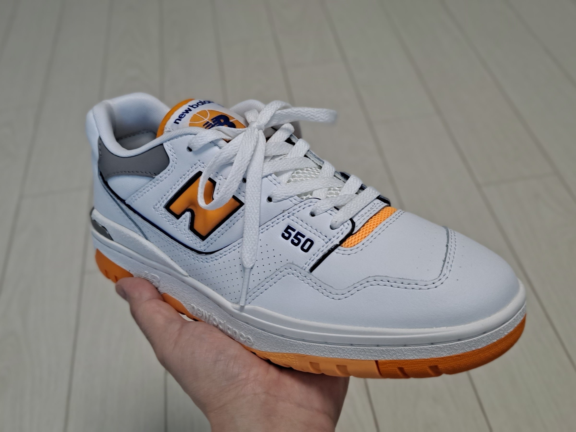 New Balance 550 White Vibrant Orange - 2E Wide 착용 스타일 - 2
