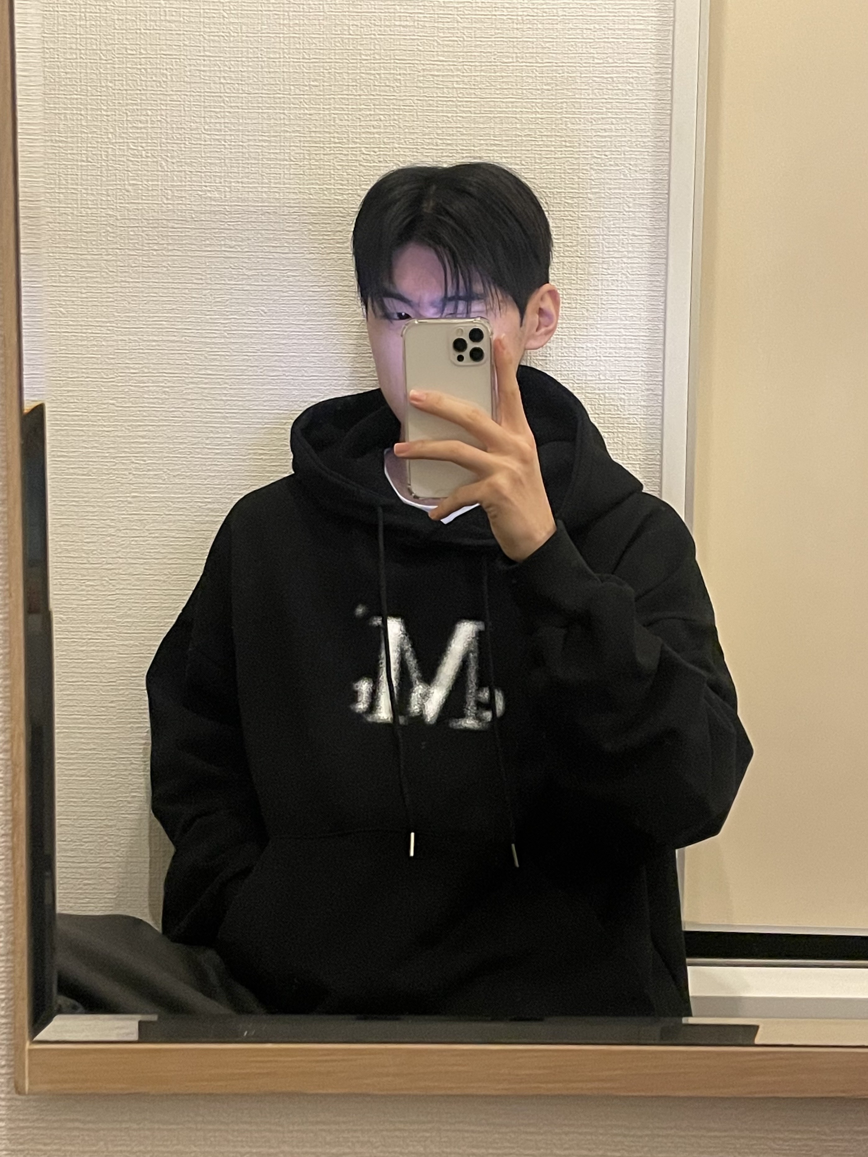 MUCENT Spray Logo Hood T Black 착용 스타일 - 1