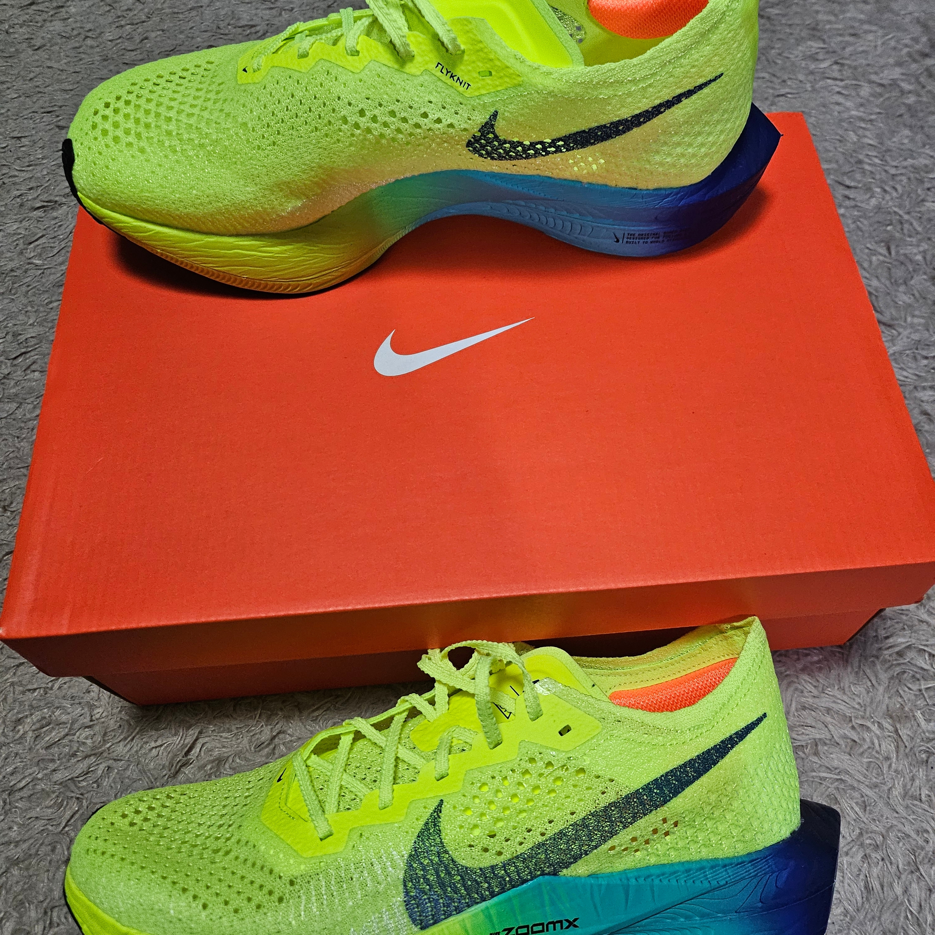 Nike ZoomX Vaporfly Next% 3 Volt Scream Green 착용 스타일 - 2