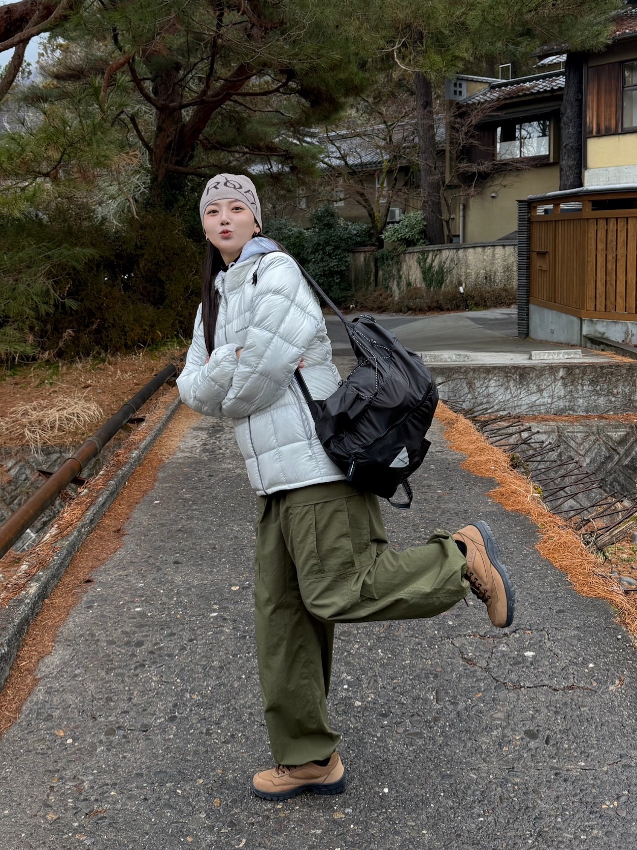 And Wander Sil Daypack Charcoal, ROA Beanie Logo Taupe - 24FW 착용 스타일 - 4