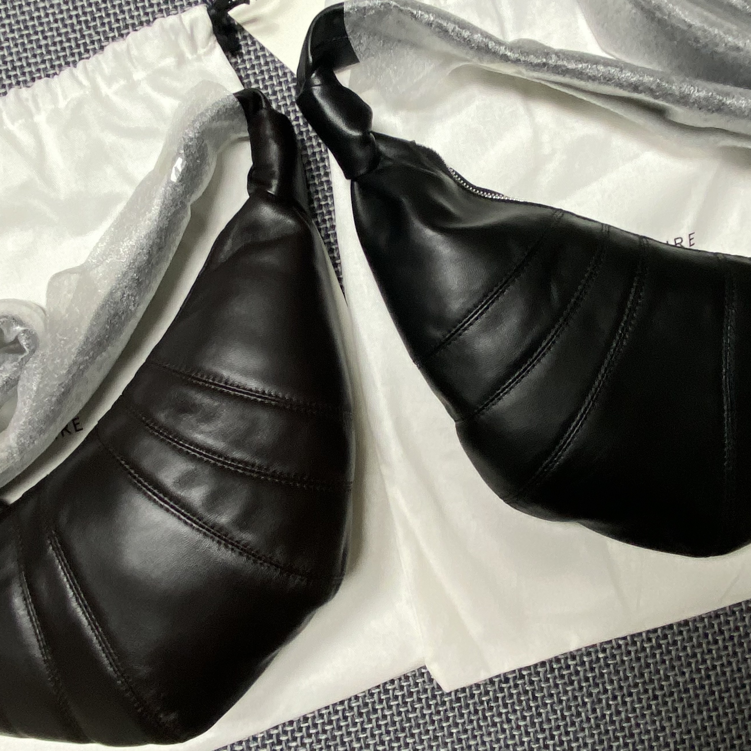 Lemaire Small Croissant Bag Soft Nappa Leather Dark Chocolate, Lemaire Small Croissant Bag Soft Nappa Leather Black 착용 스타일